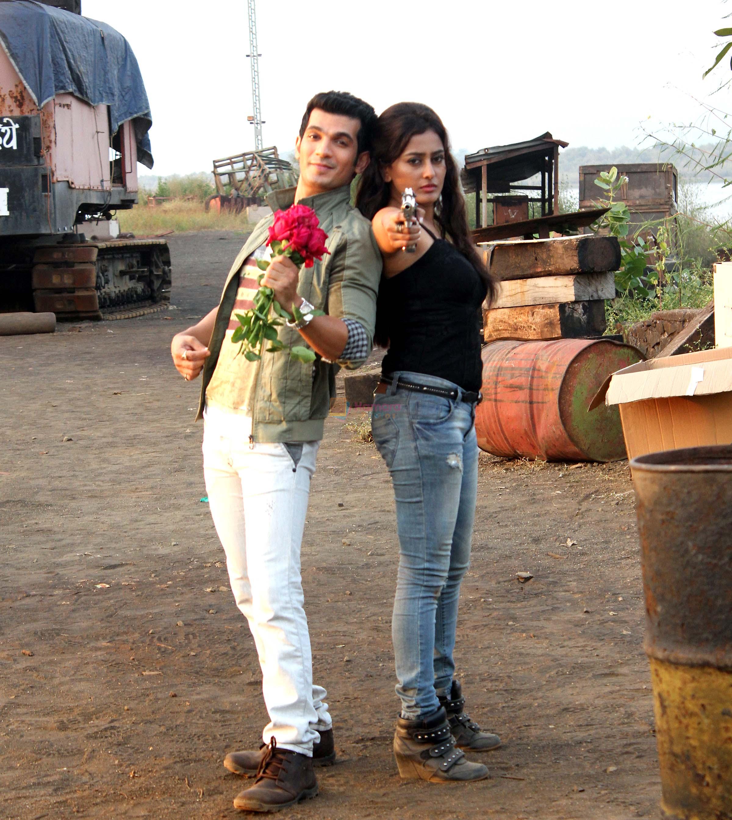 arjun bijlani & nidhi subaiah in the still from movie Direct Ishq