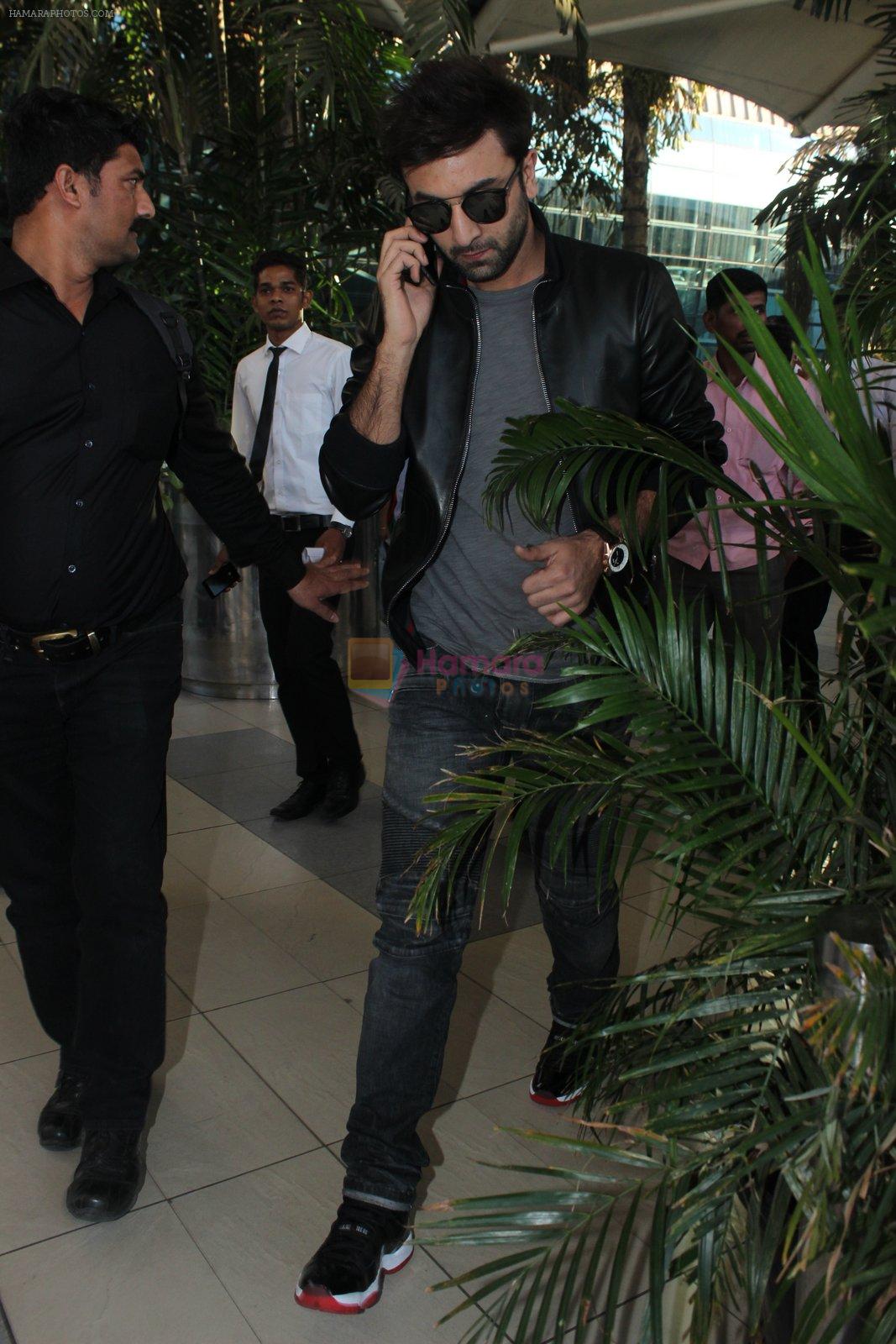 Ranbir Kapoor snapped at airport on 3rd Feb 2016