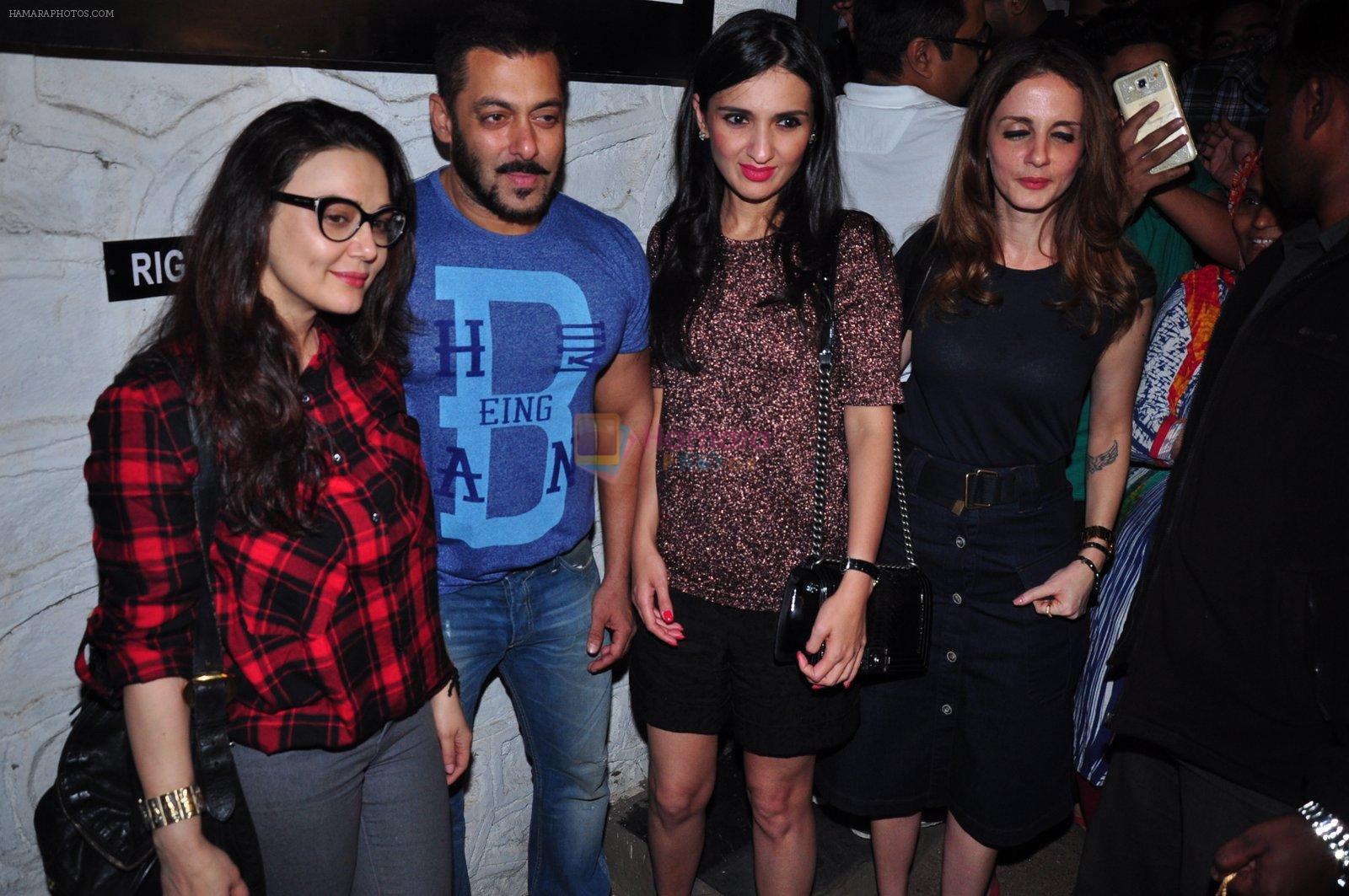 Salman Khan, Preity Zinta, Anu Dewan, Suzane Khan at The Korner House on 4th Feb 2016