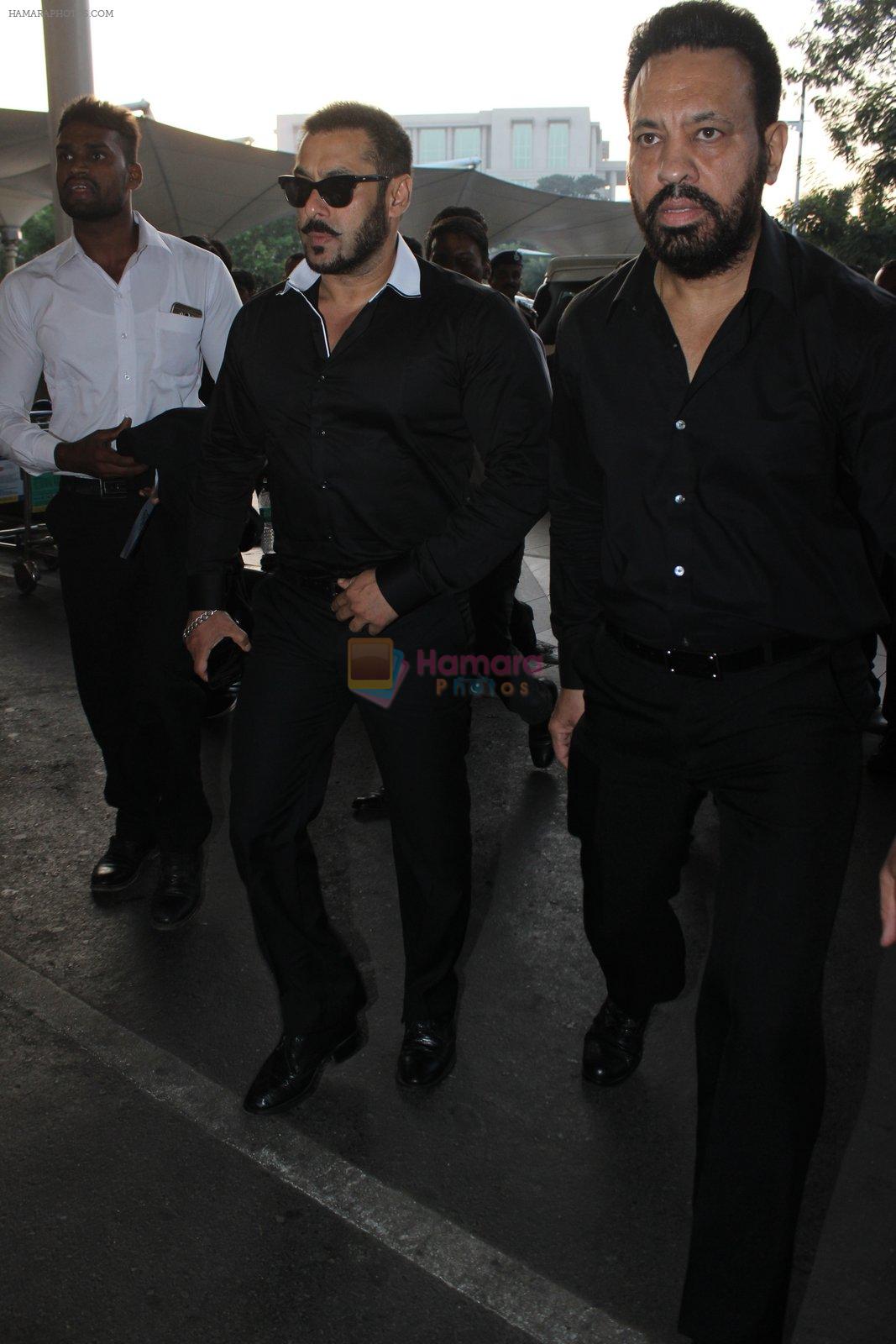 Salman Khan snapped at airport on 5th Feb 2016