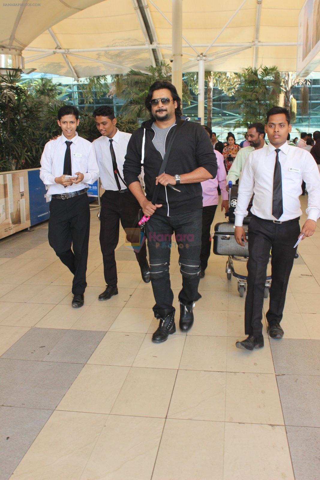Madhavan snapped at Airport on 6th Feb 2016