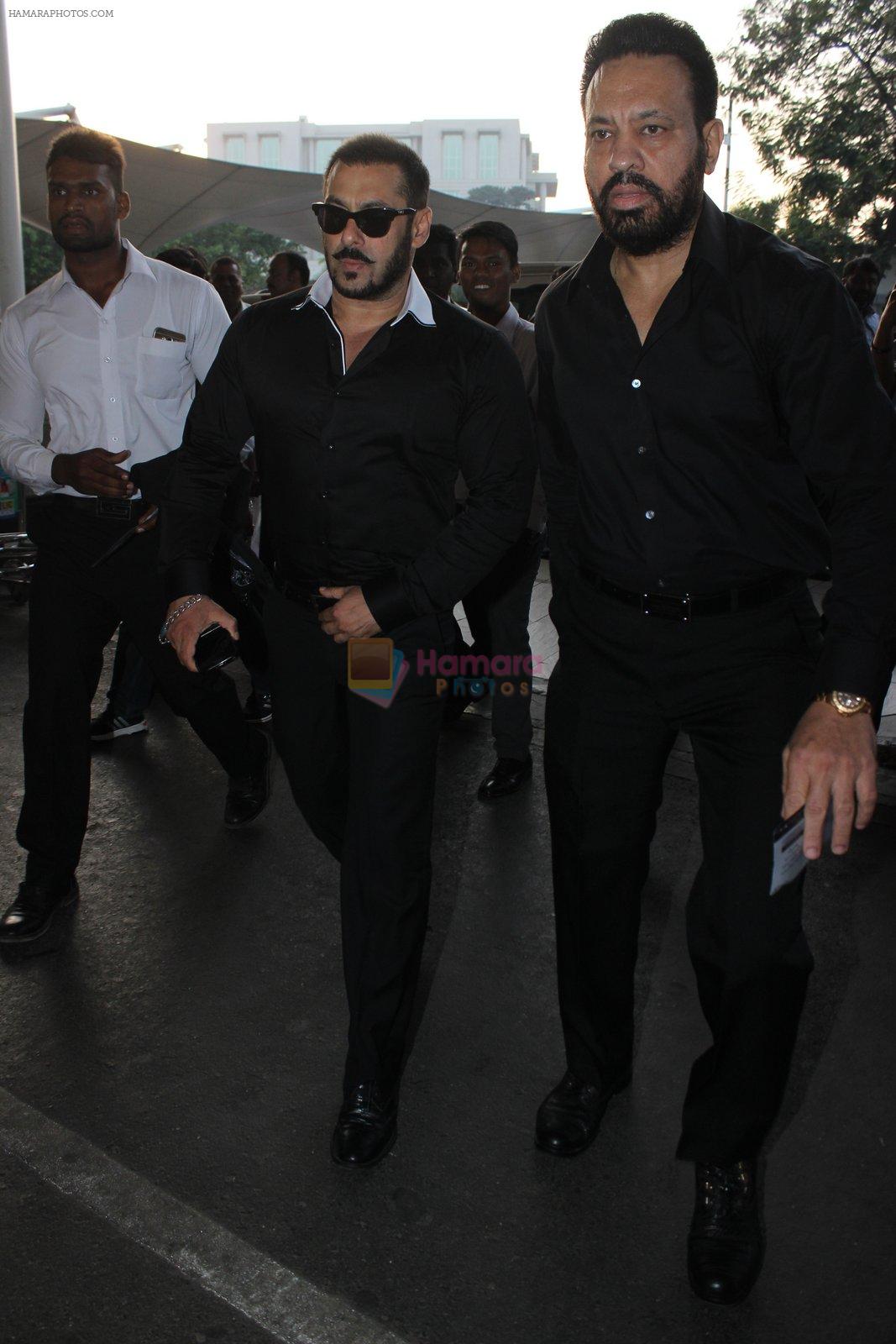 Salman Khan snapped at airport on 5th Feb 2016