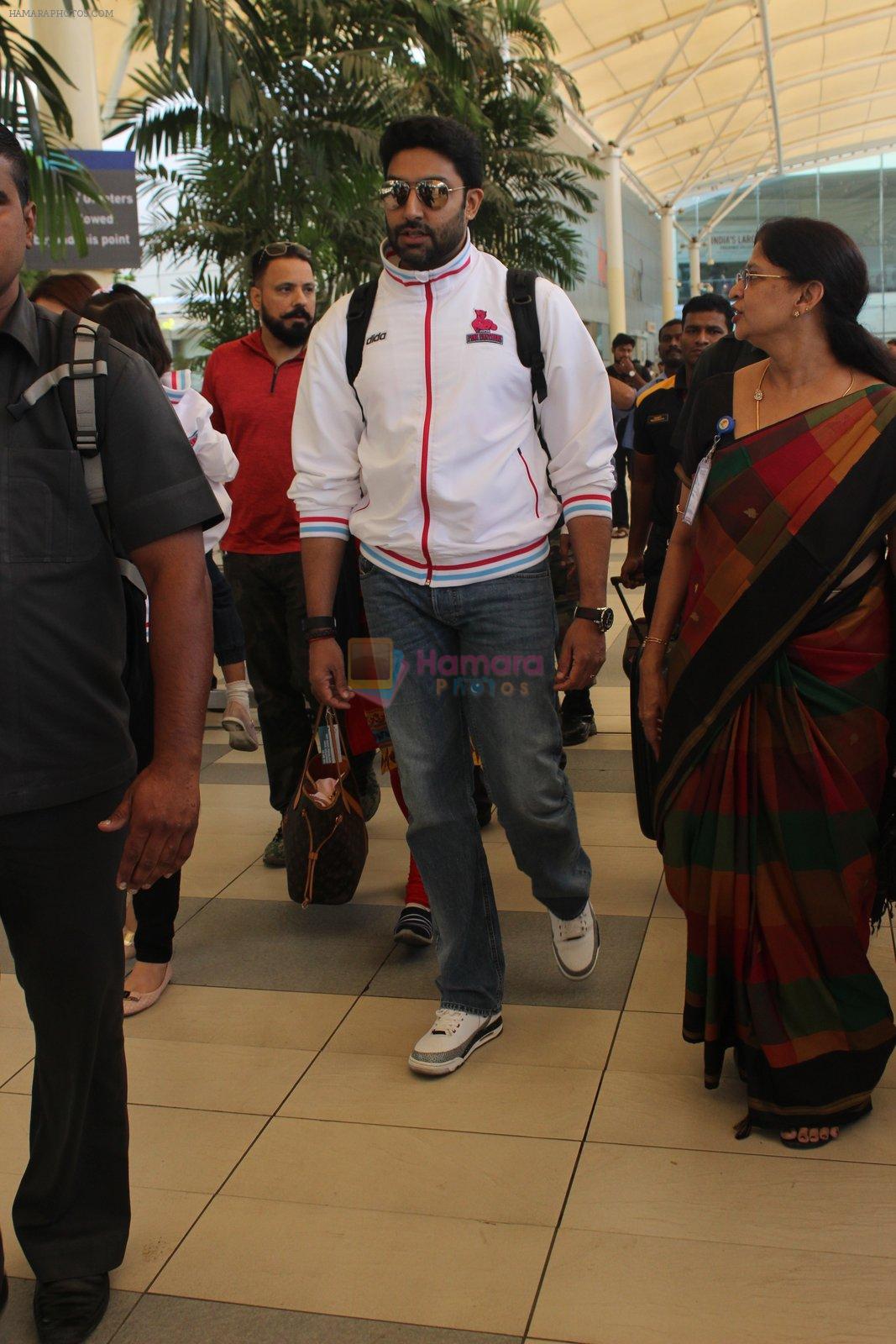 Abhishek Bachchan snapped at Airport on 6th Feb 2016