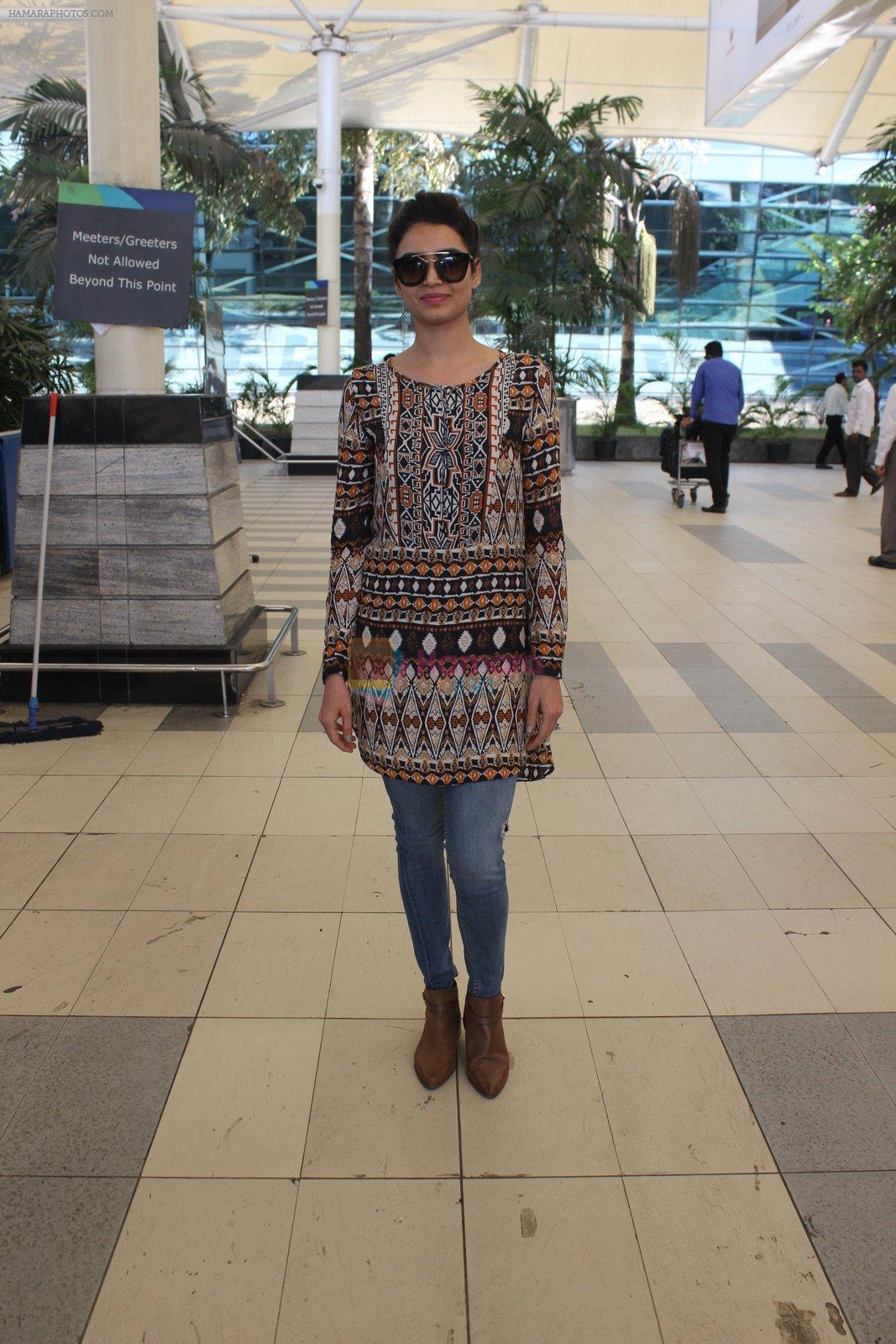 Karishma Tanna snapped at airport on 7th Feb 2016