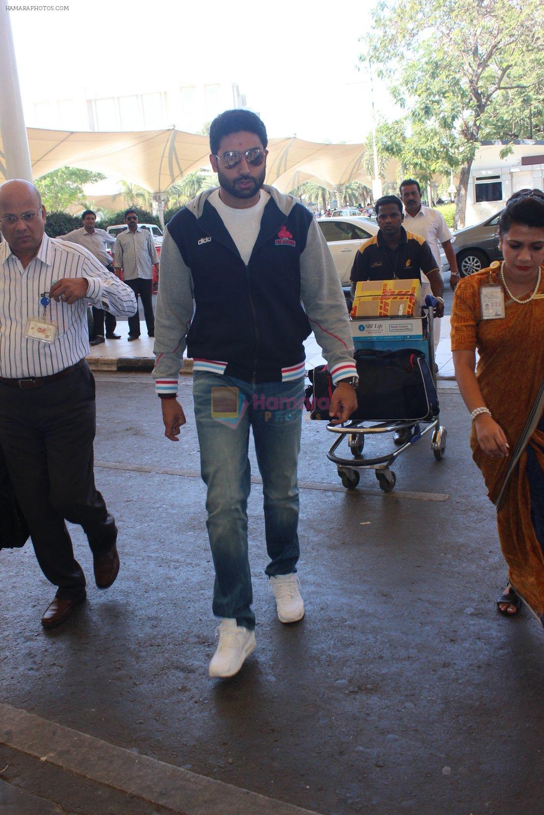 Abhishek Bachchan snapped at airport on 7th Feb 2016