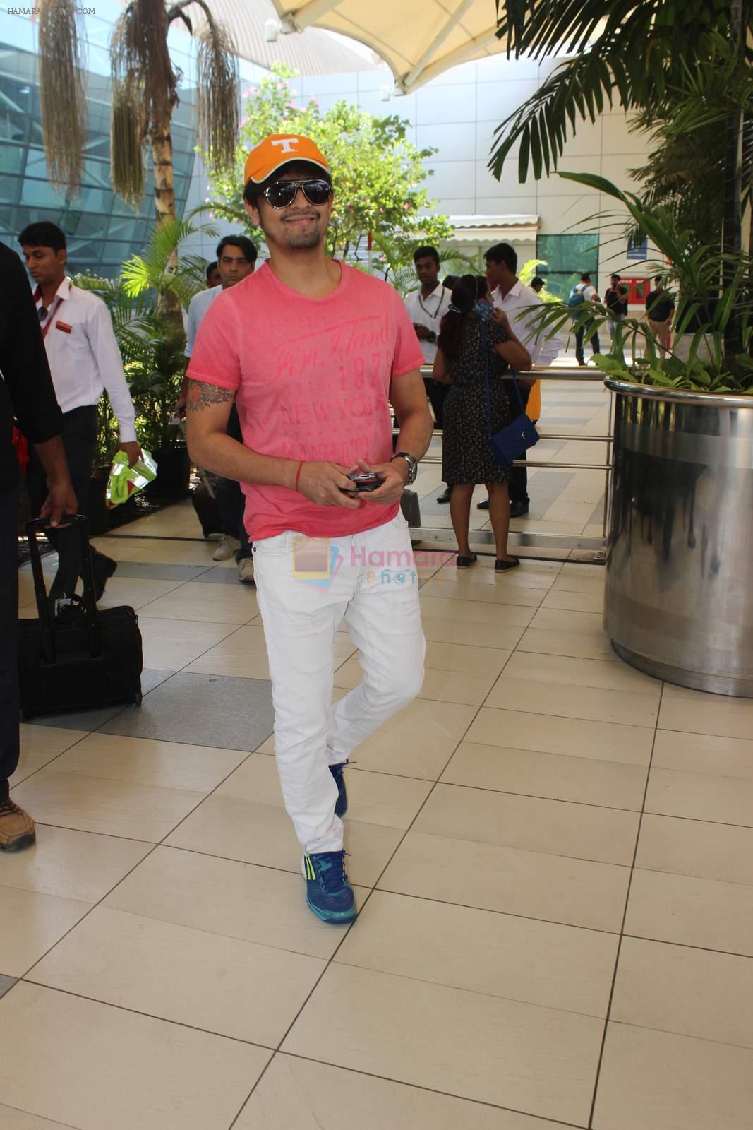 Sonu Nigam snapped at airport on 8th Feb 2016