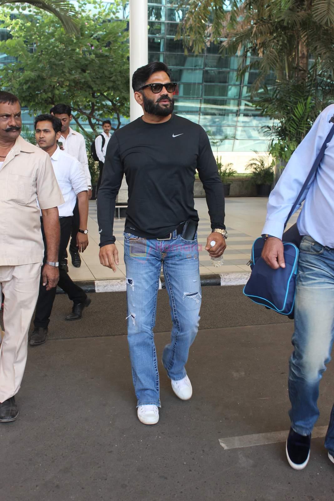 Sunil Shetty snapped at airport on 8th Feb 2016