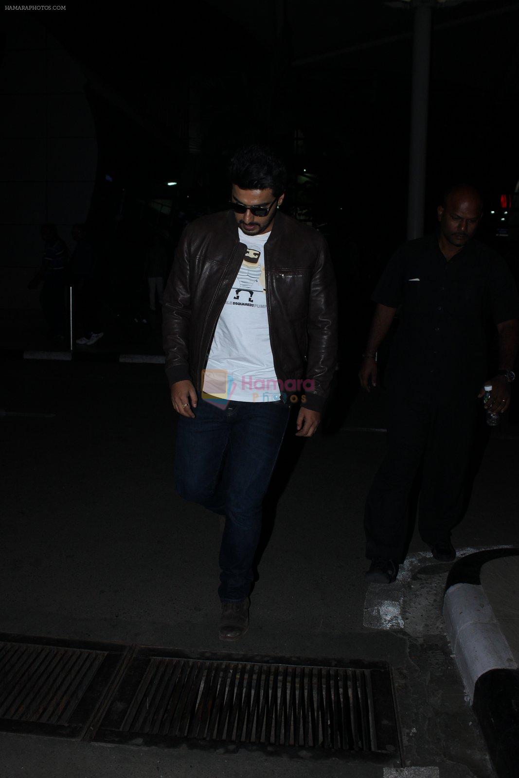 Arjun Kapoor snapped at Airport on 11th Feb 2016