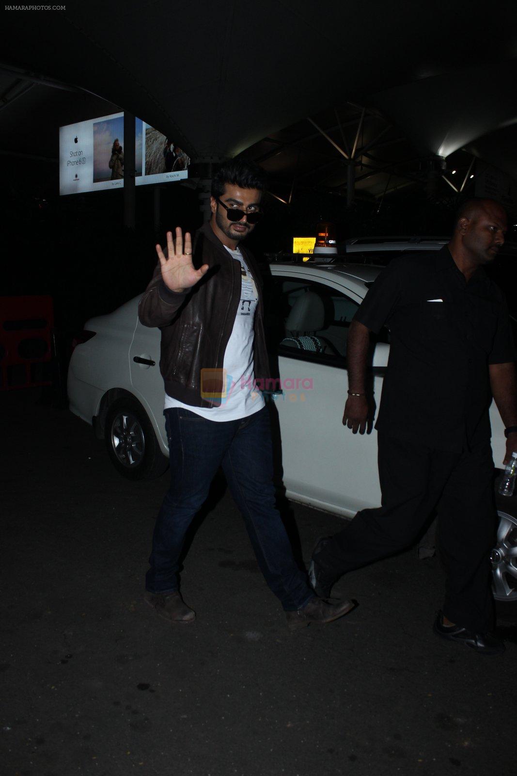 Arjun Kapoor snapped at Airport on 11th Feb 2016