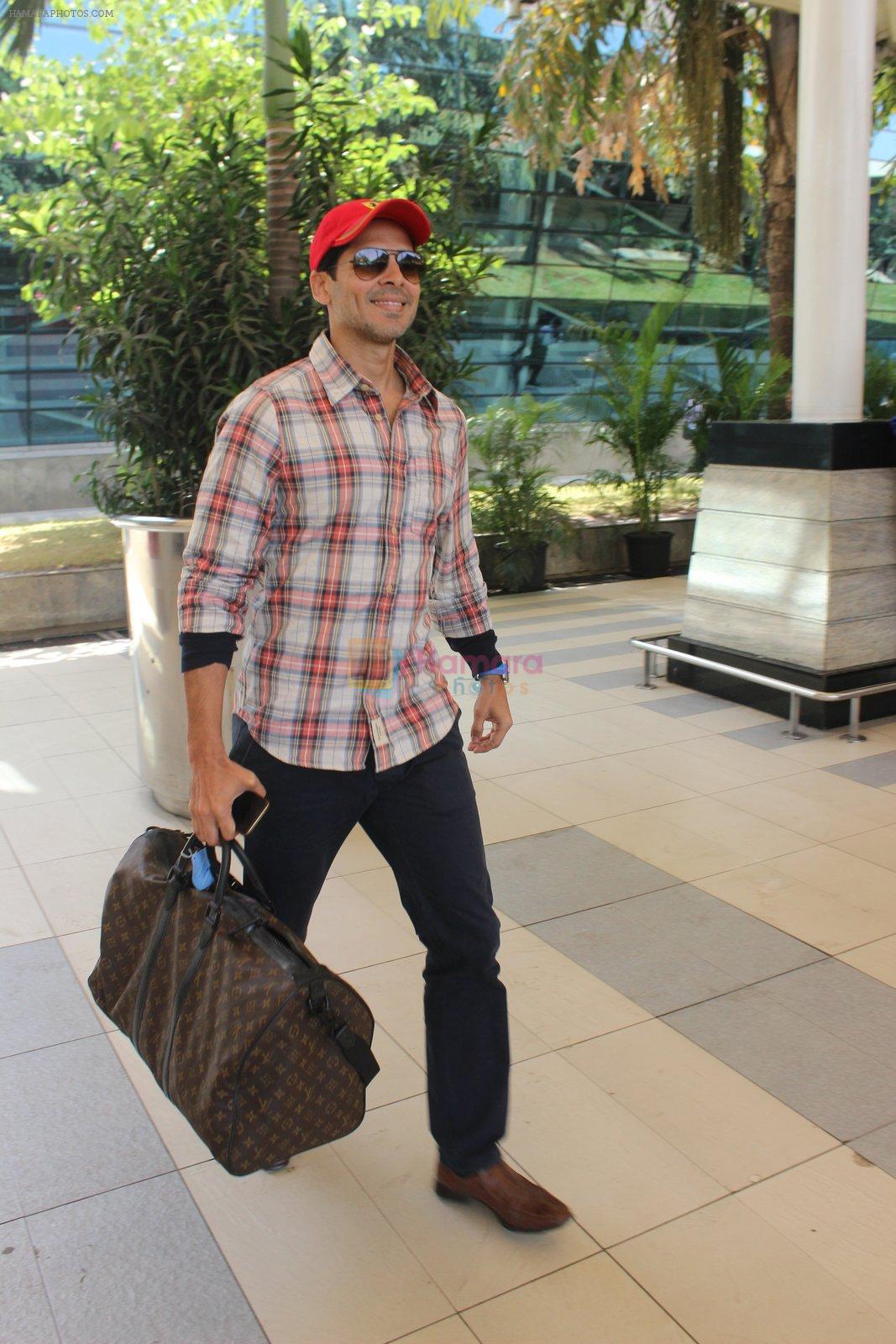 Dino Morea snapped at airport on 13th Feb 2016