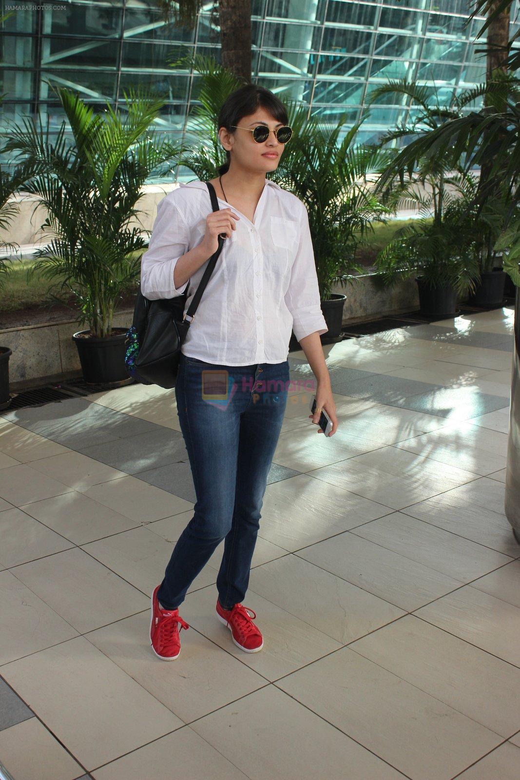 Sneha Ullal snapped at airport on 13th Feb 2016