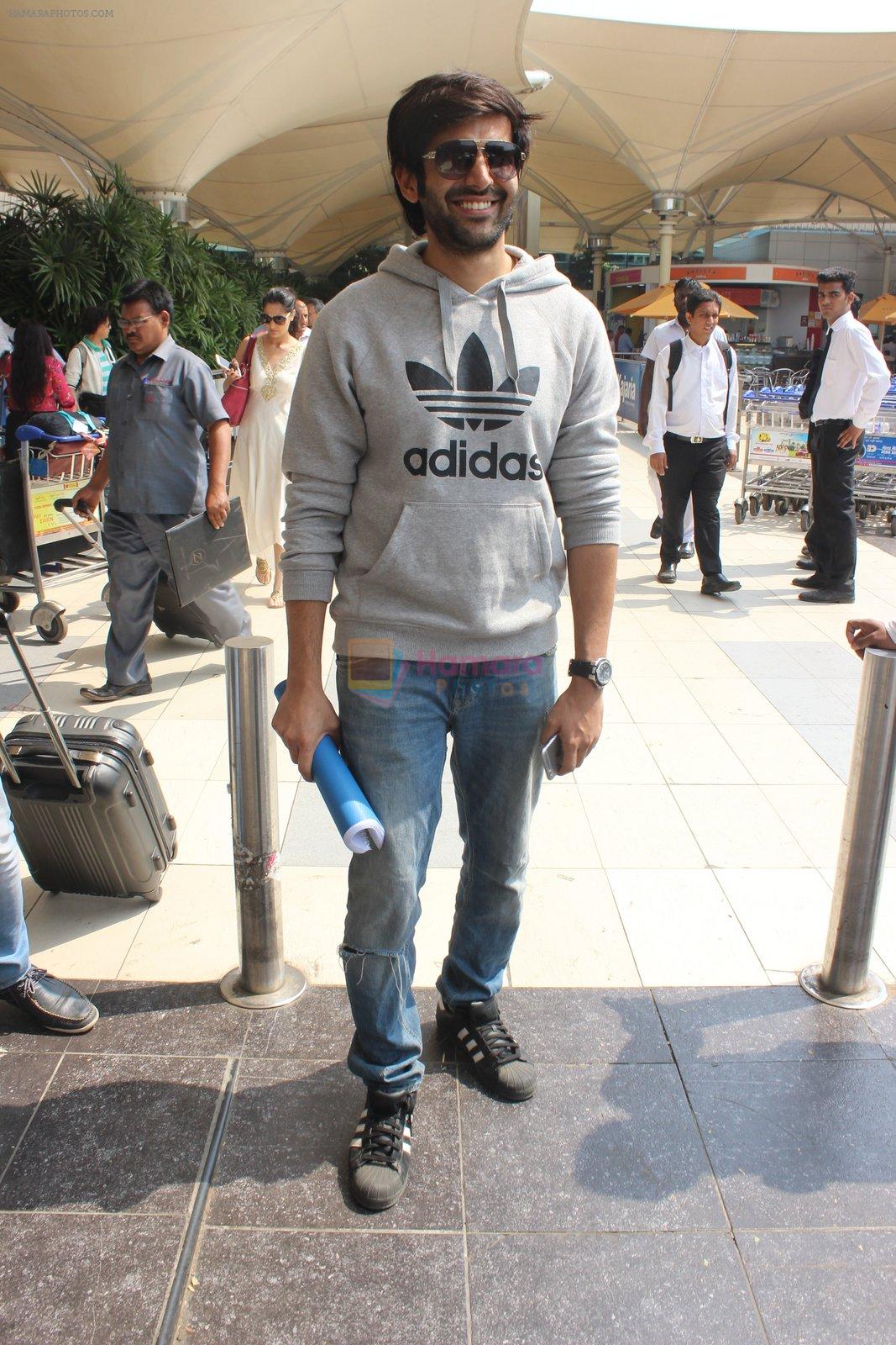 Kartik Aaryan snapped at airport on 15th Feb 2015