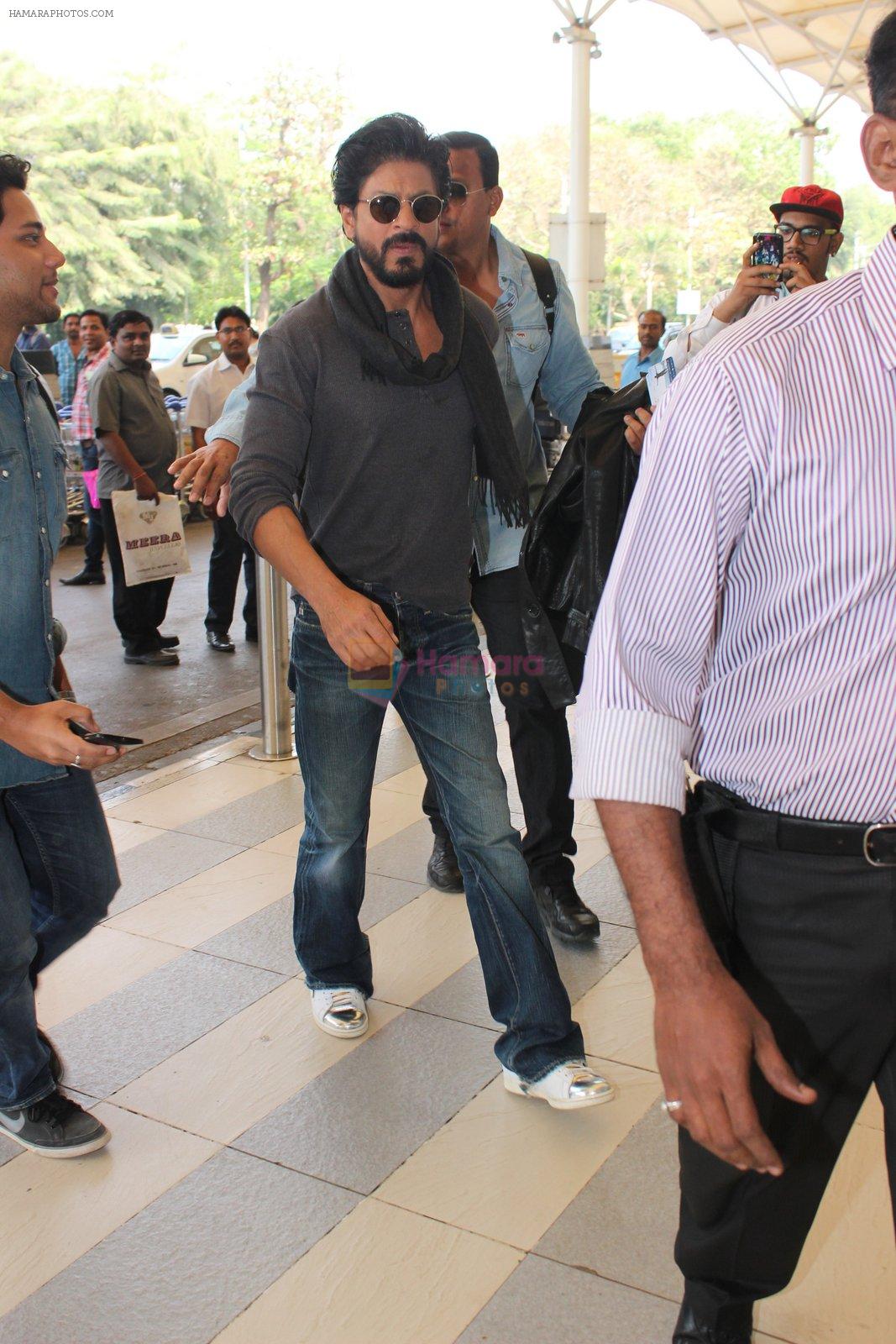 Shahrukh Khan snapped at the airport on 16th Feb 2016