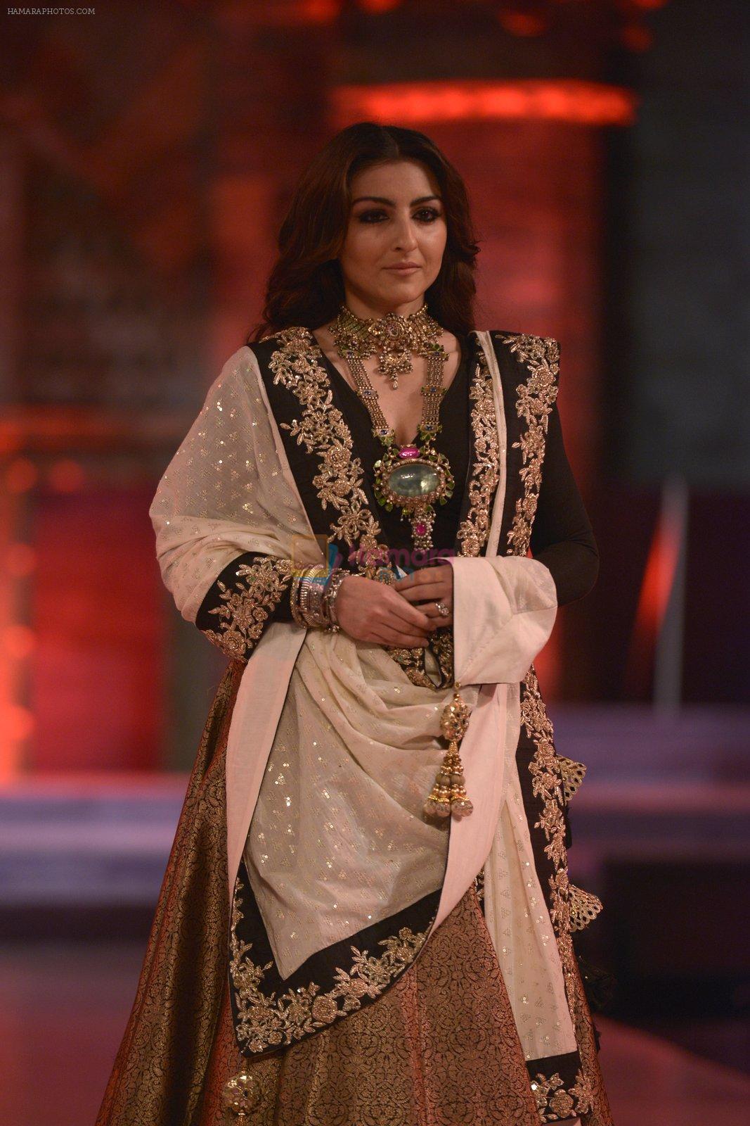 Soha Ali Khan walk the ramp for Vikram Phadnis Show at Make in India show at Prince of Wales Musuem with latest Bridal Couture in Mumbai on 17th Feb 2016