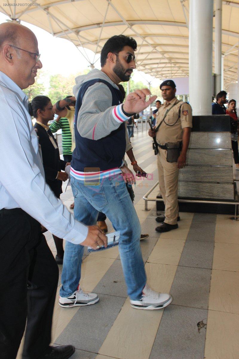 Abhishek Bachchan snapped at airport on 17th Feb 2016