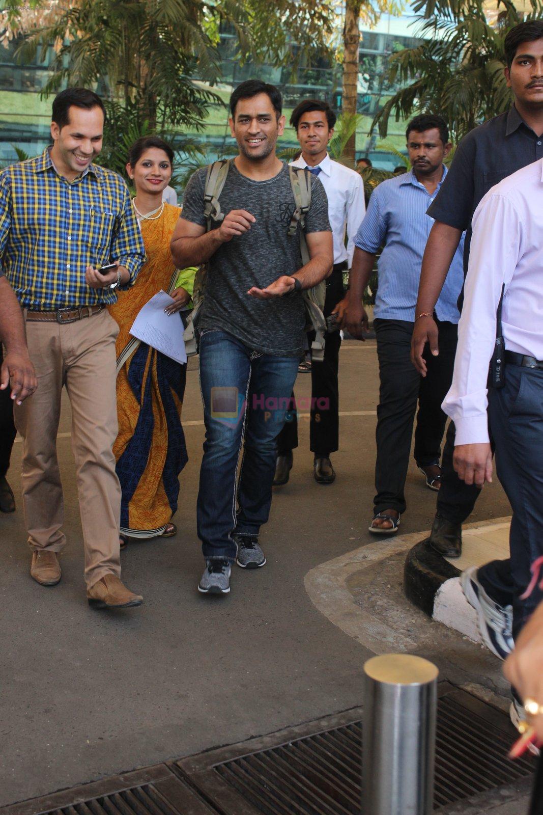 Mahendra Singh Dhoni snapped at airport in Mumbai on 18th Feb 2016