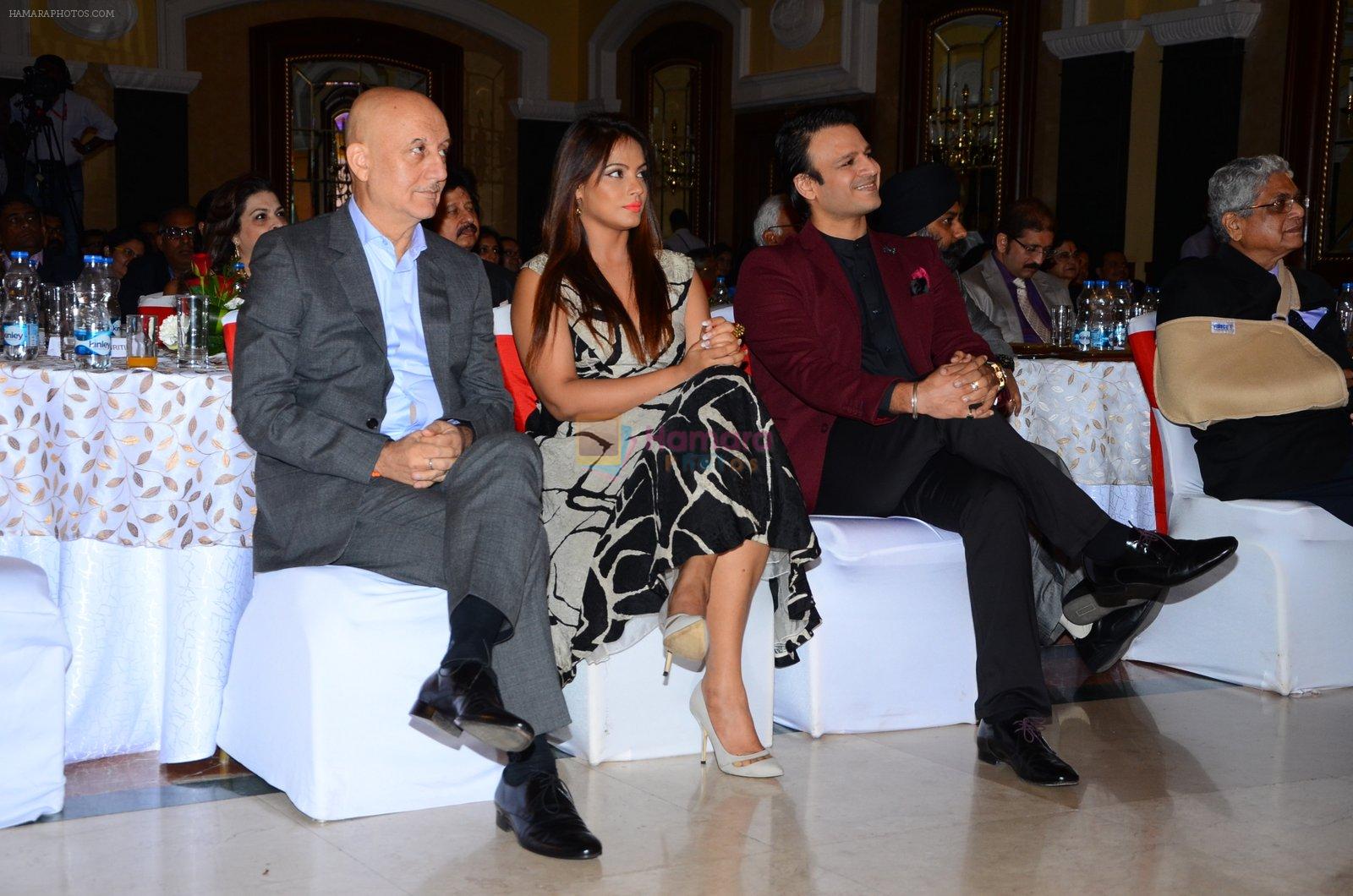 Anupam Kher, Neetu Chandra, Vivek Oberoi at DNA Winners of Life event in Mumbai on 18th Feb 2016