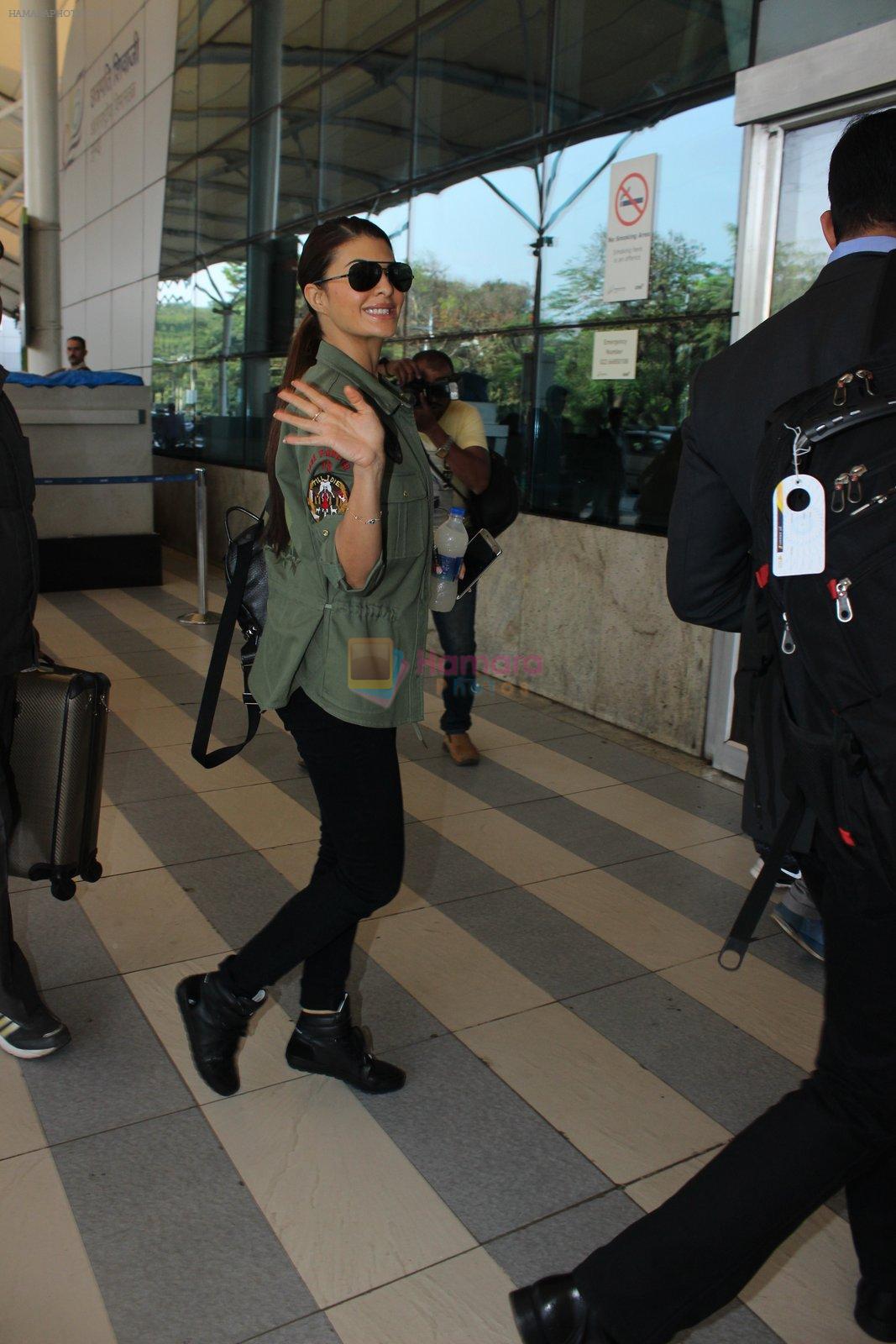 Jacqueline Fernandez snapped at airport in Mumbai on 19th Feb 2016
