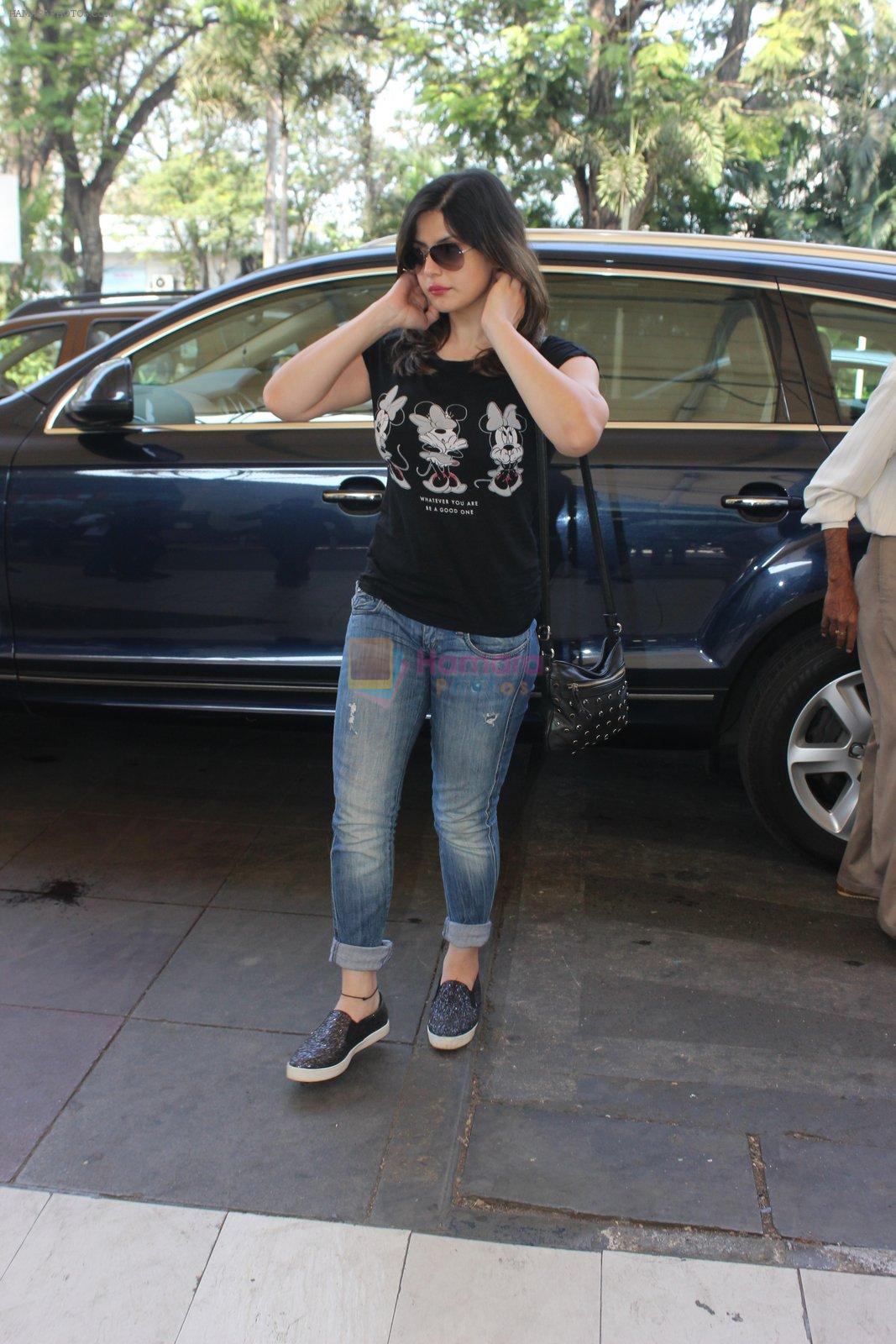 Zarine Khan snapped at Airport on 20th Feb 2016