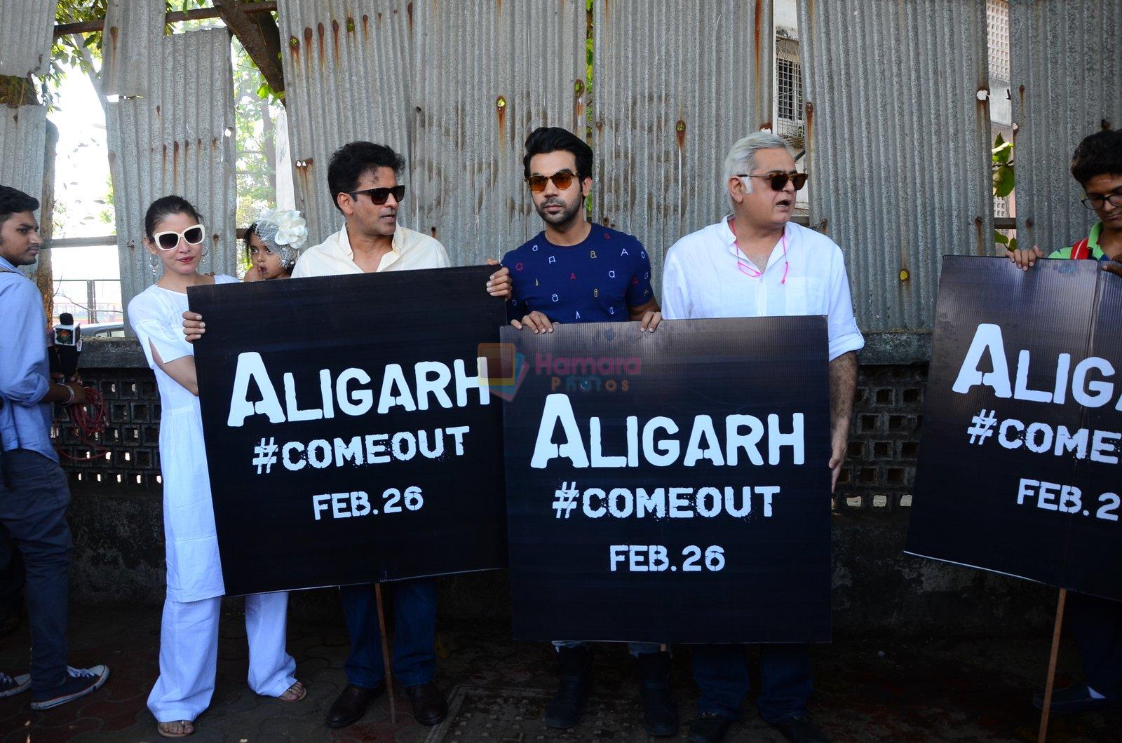 Manoj Bajpai,Rajkummar Rao, Hansal Mehta, Neha at Aligarh promotions at Juhu circle on 23rd Feb 2016