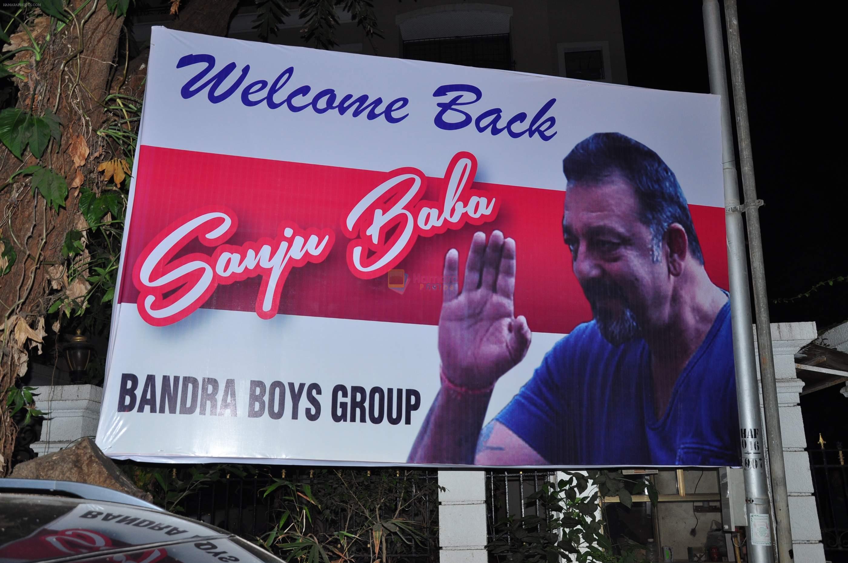 Sanjay Dutt's welcome outside his house on 24th Feb 2016