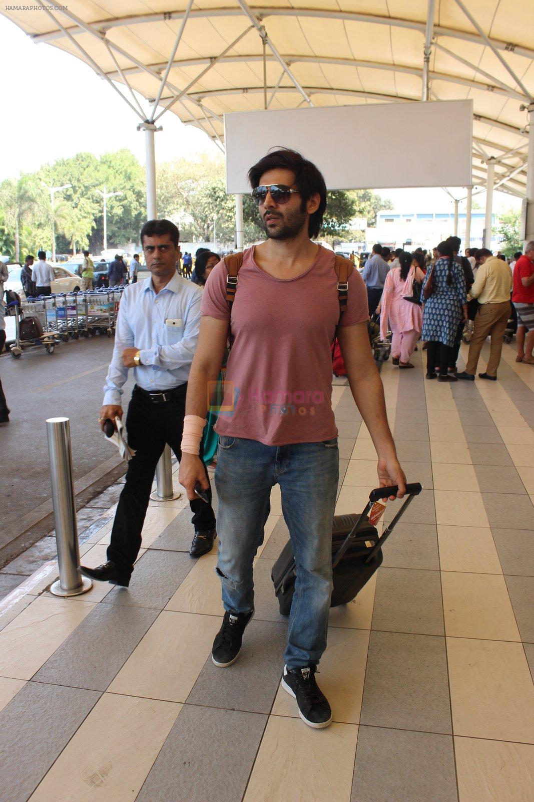 Karthik Arya snapped at the airport in Mumbai on 26th Feb 2016