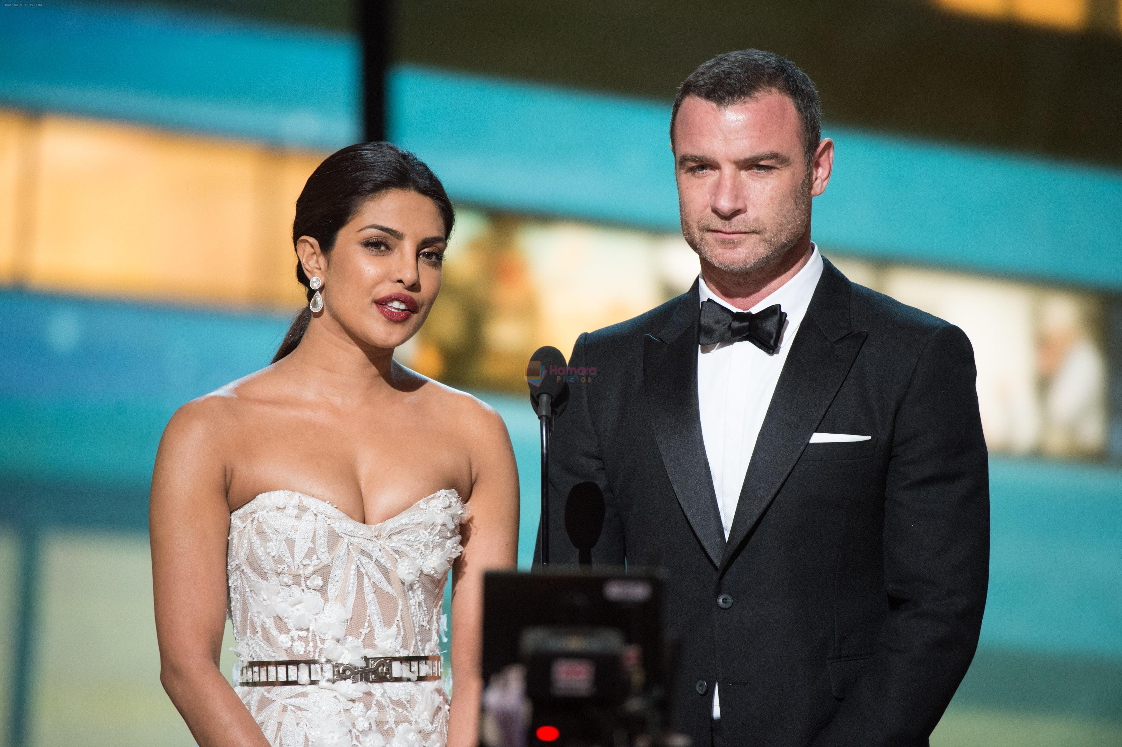 Priyanka Chopra at Oscars on 28th Feb 2016