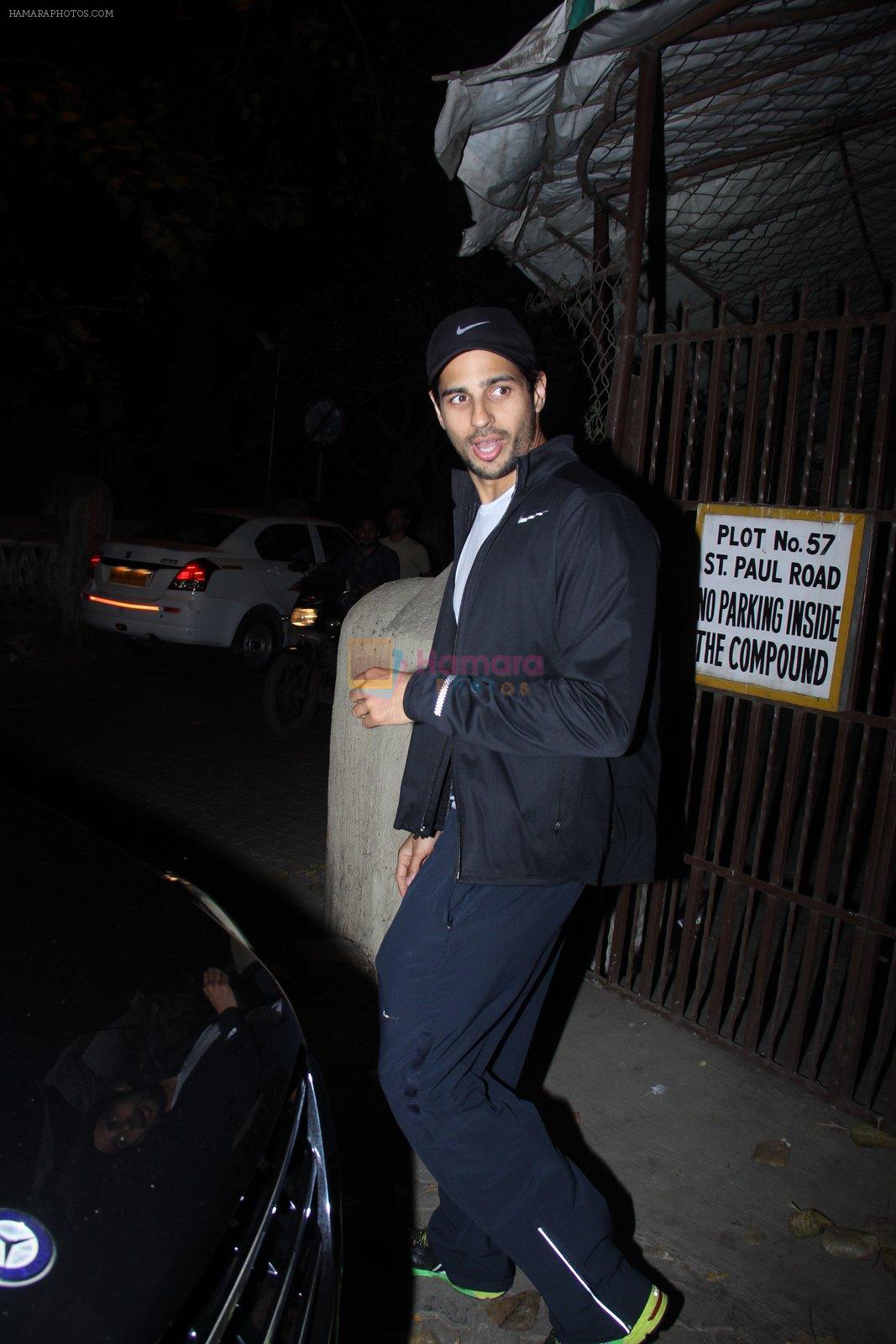 Sidharth Malhotra snapped in Bandra on 3rd March 2016