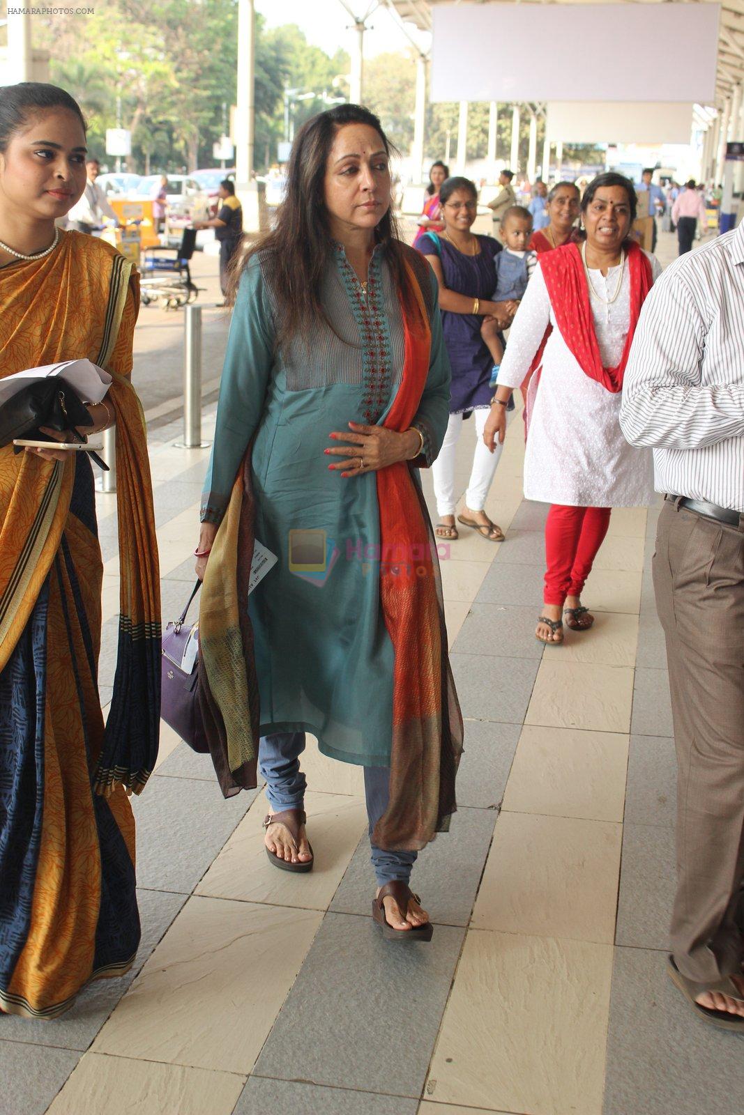 Hema Malini snapped at airport on 3rd MArch 2016