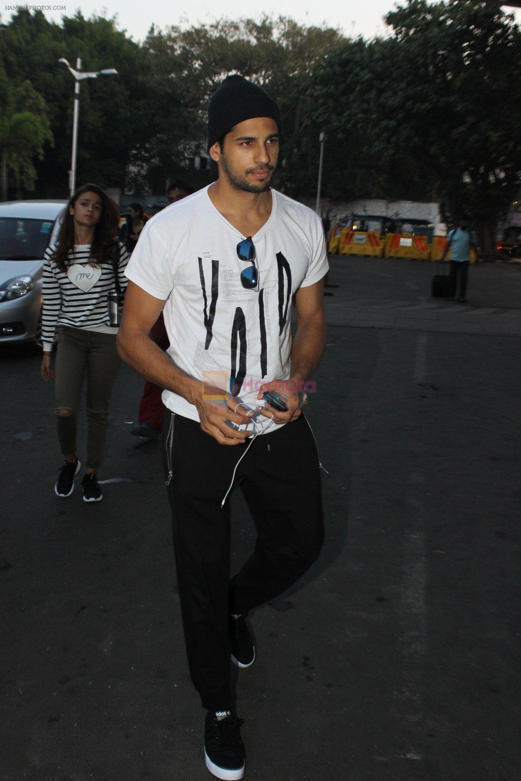 Sidharth Malhotra snapped at airport on 5th March 2016