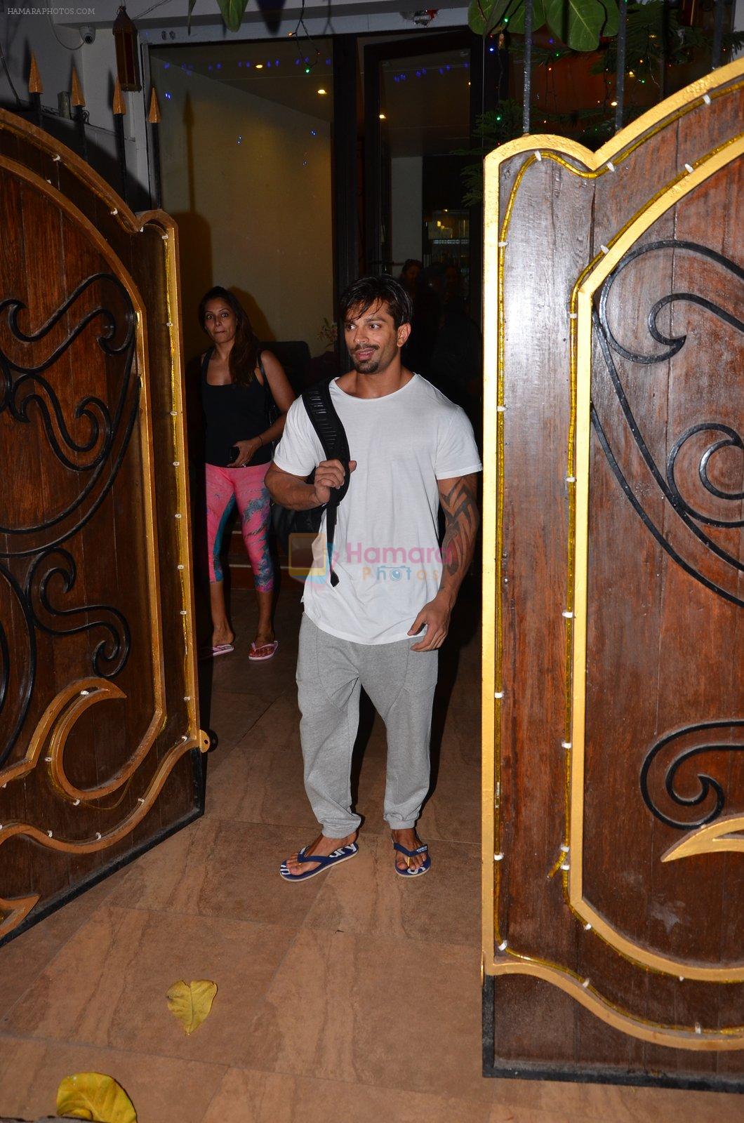 Karan Singh Grover snapped leaving a spa in Juhu on 5th March 2016