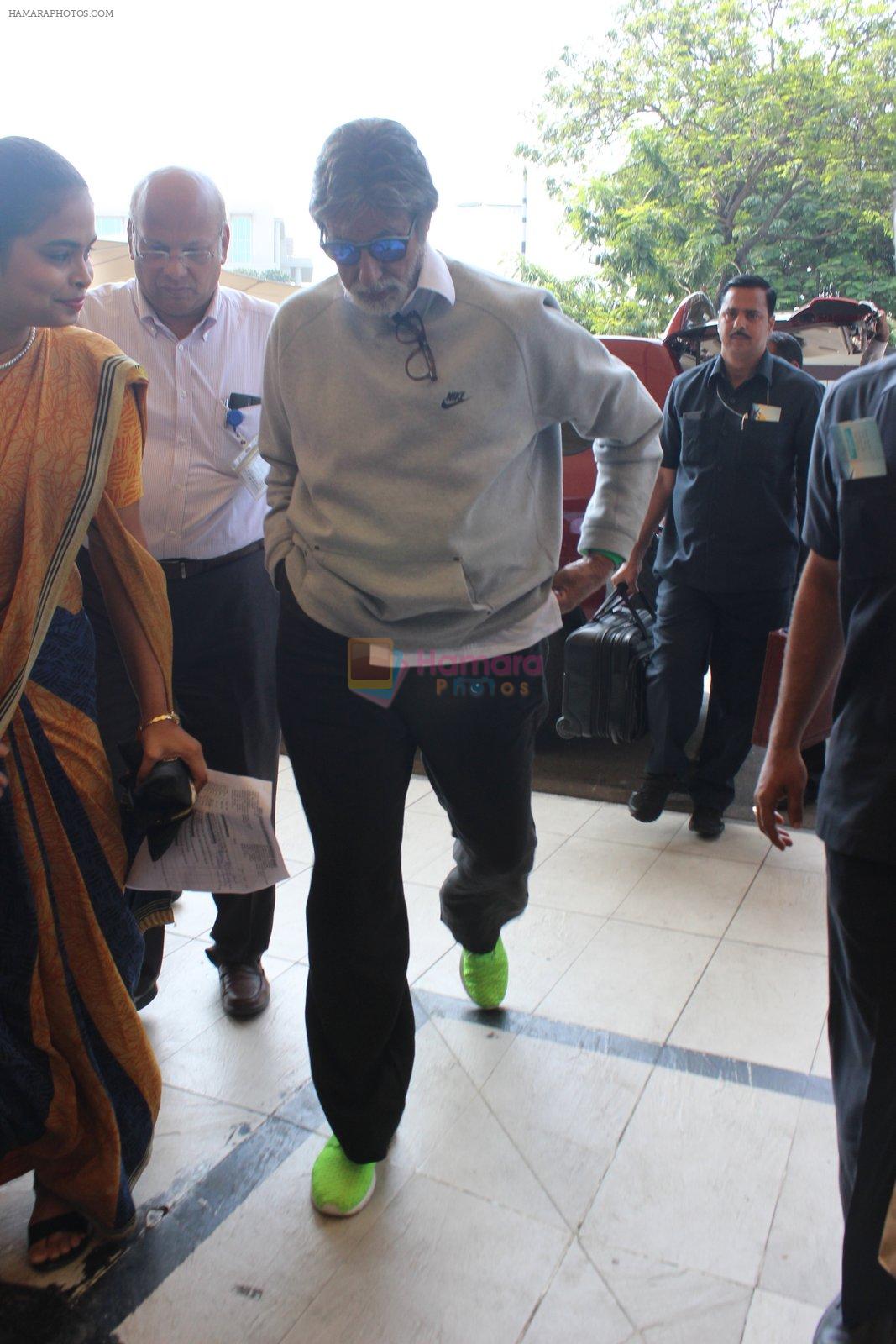 Amitabh Bachchan snapped at airport on 6th March 2016
