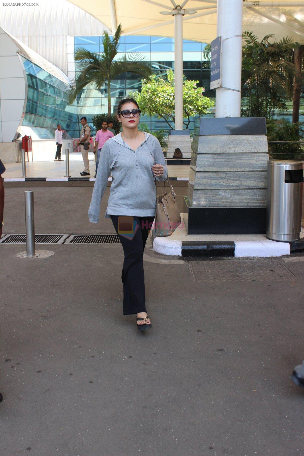Kajol snapped at airport on 6th March 2016