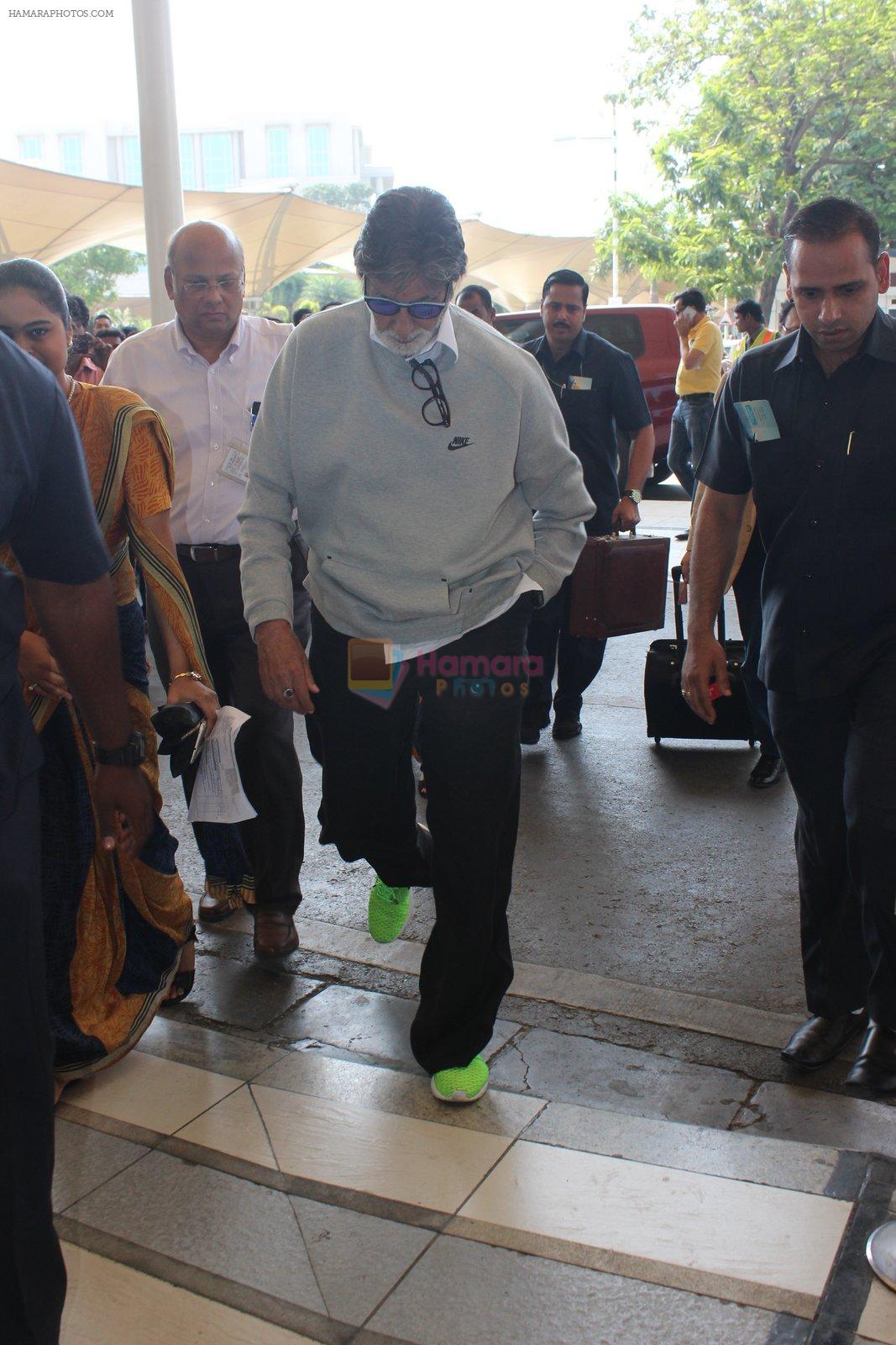 Amitabh Bachchan snapped at airport on 6th March 2016