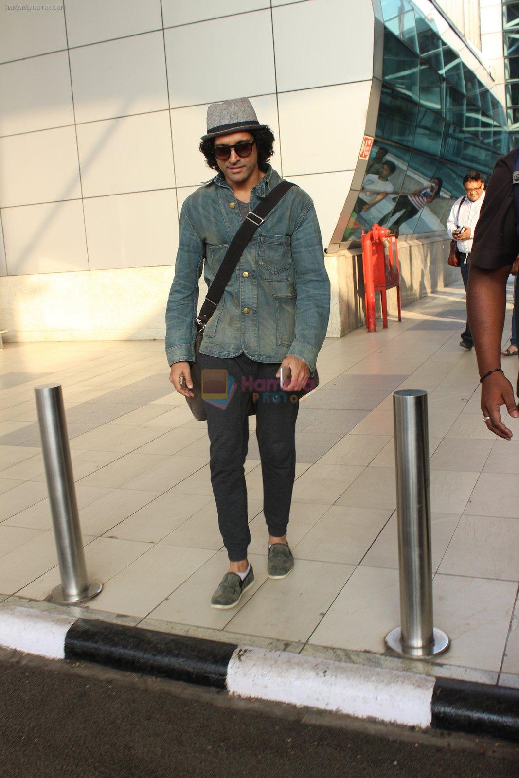 Farhan Akhtar snapped at airport on 7th March 2016