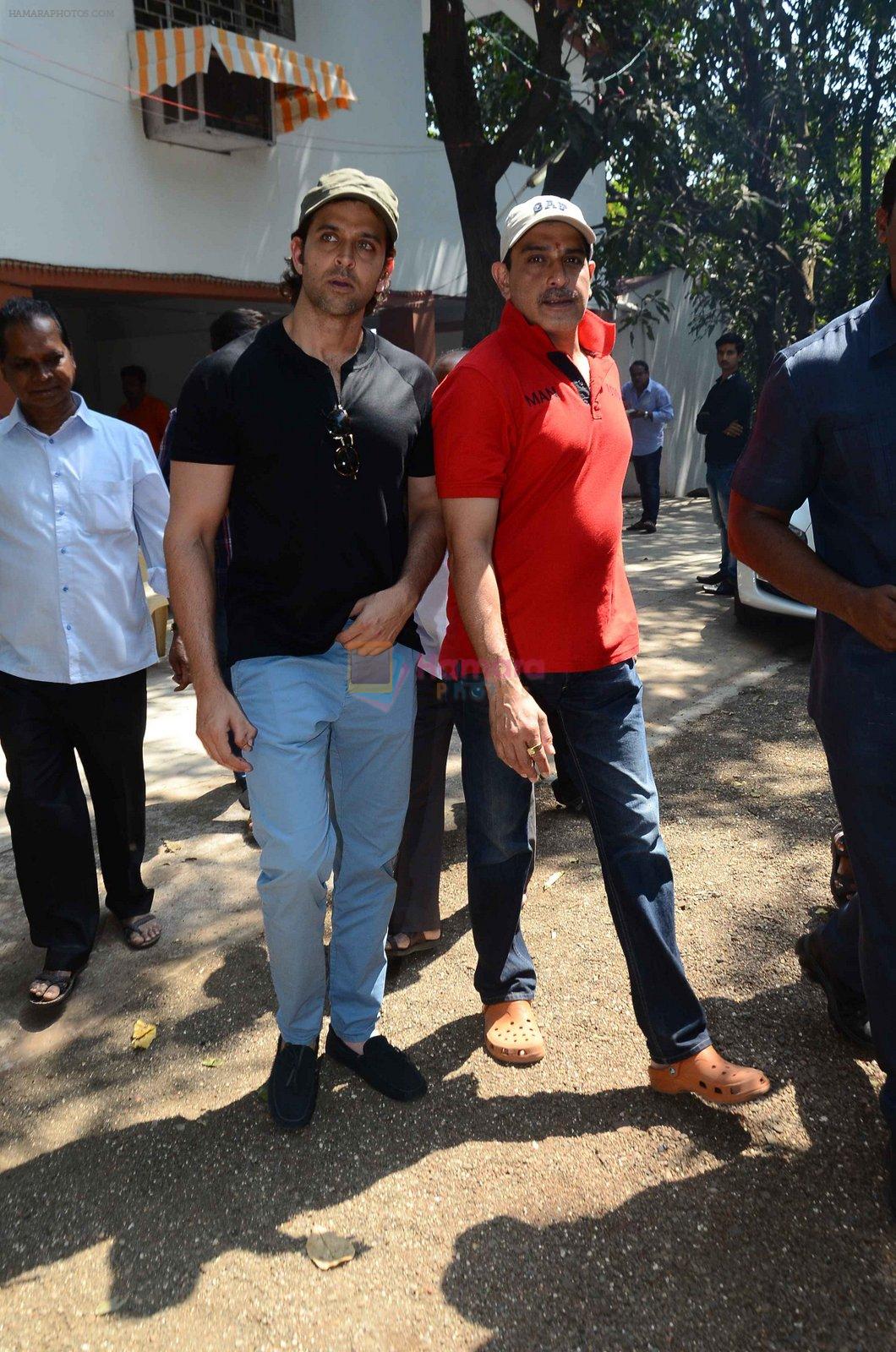 Hrithik Roshan and family snapped at Shiv Ratri celebrations on 7th March 2016
