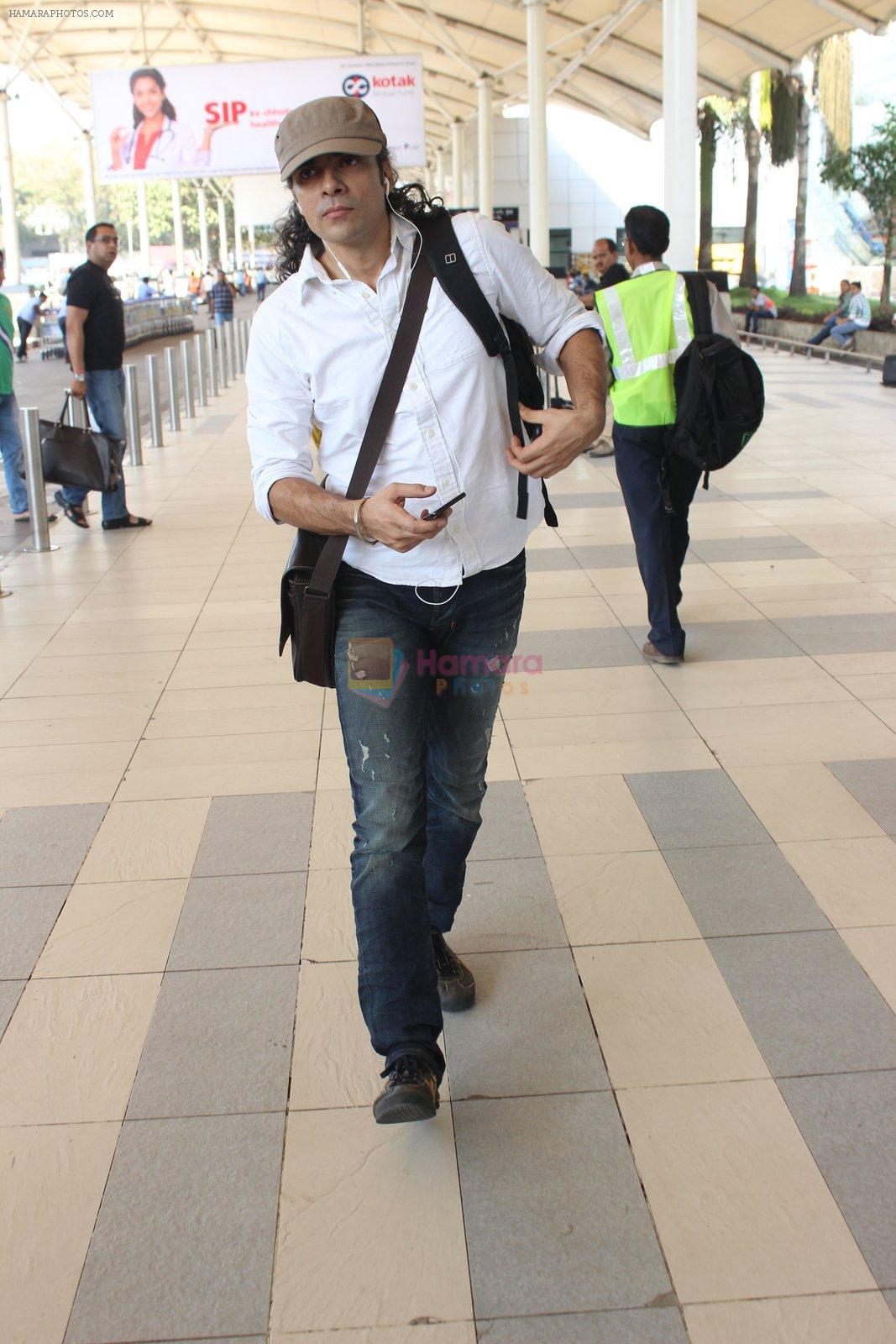 Imtiaz Ali snapped at airport on 10th March 2016