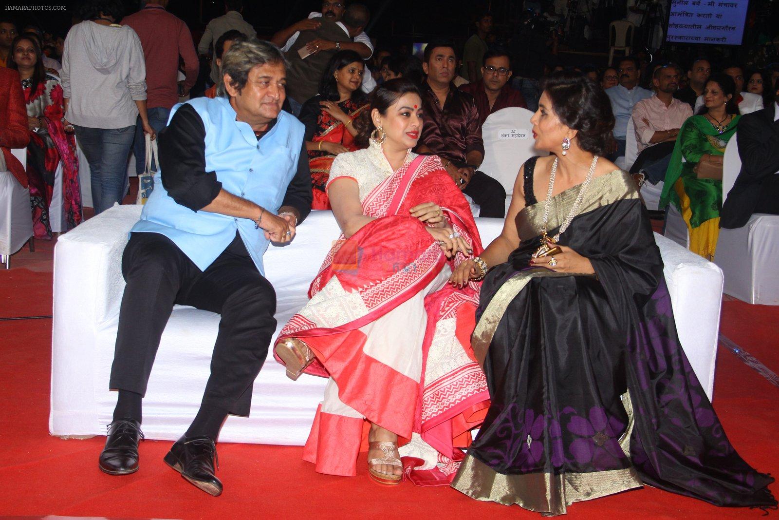 Sonali Kulkarni, Mahesh Manjrekar at Zee Marathi Awards on 11th March 2016