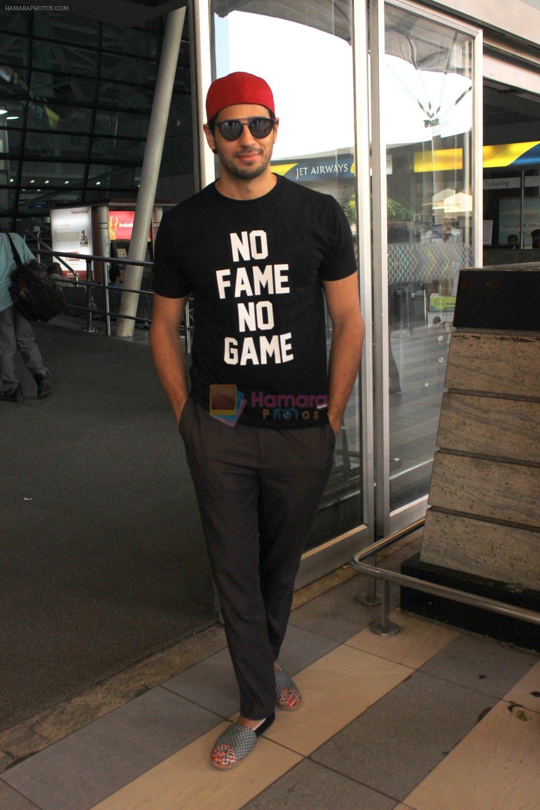 Sidharth Malhotra snapped at the airport on 12th March 2016