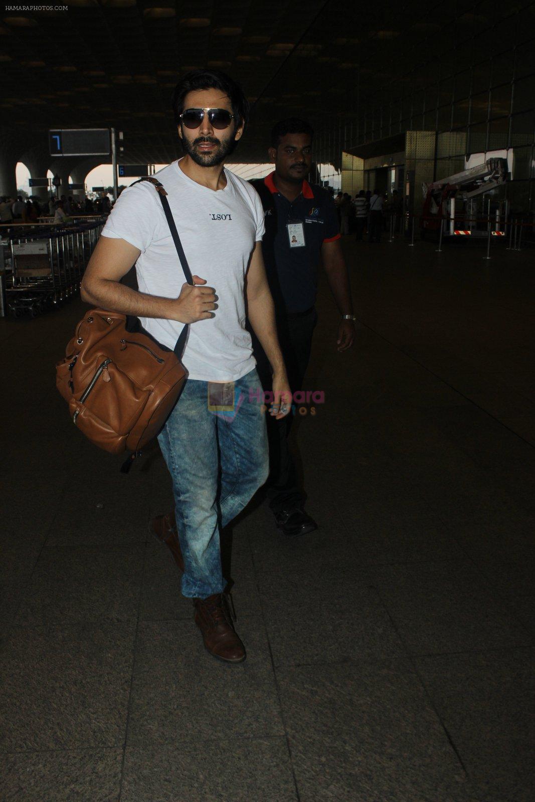 Kartik Aaryan snapped at airport on 17th March 2016