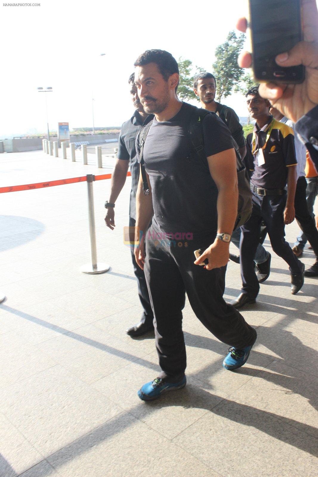 Aamir Khan snapped at airport on 17th March 2016