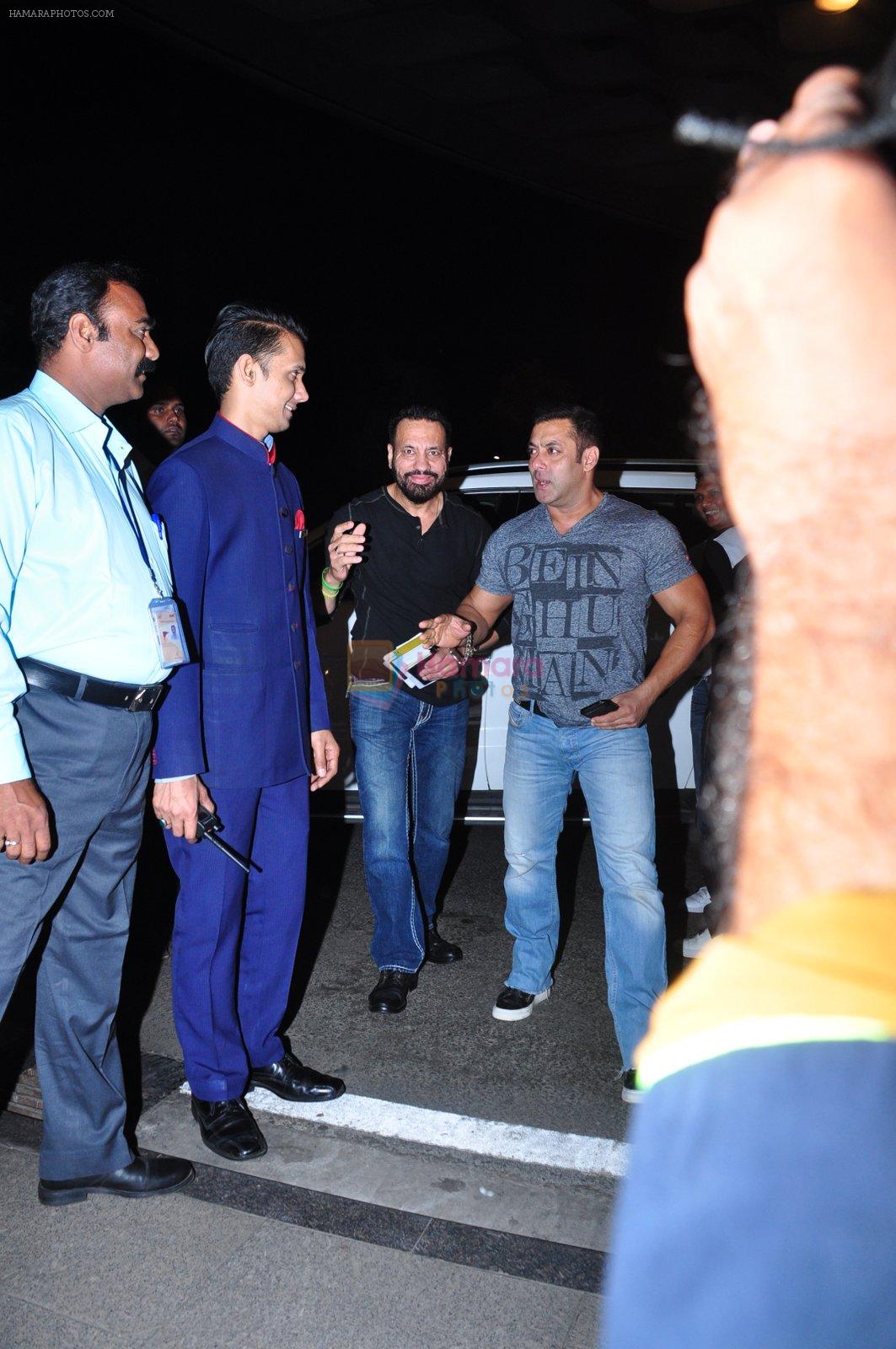 Salman Khan snapped at airport on 17th March 2016