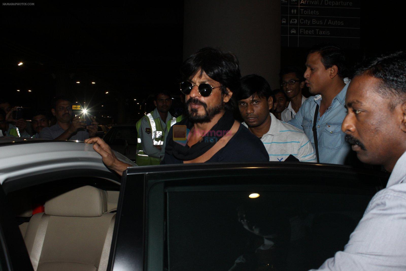 Shahrukh Khan snapped at airport on 20th March 2016