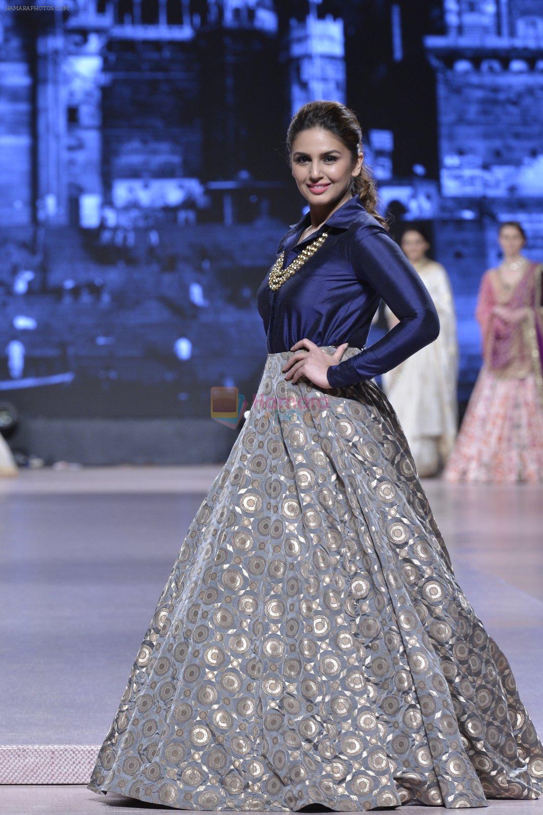 Huma Qureshi walk the ramp for Manish Malhotra's show at CPAA Fevicol SHOW on 20th March 2016