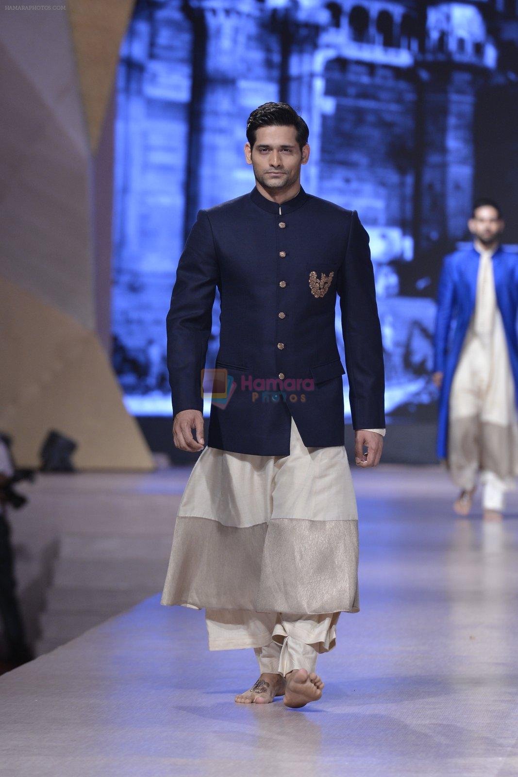 Model walk the ramp for Manish Malhotra's show at CPAA Fevicol SHOW on 20th March 2016