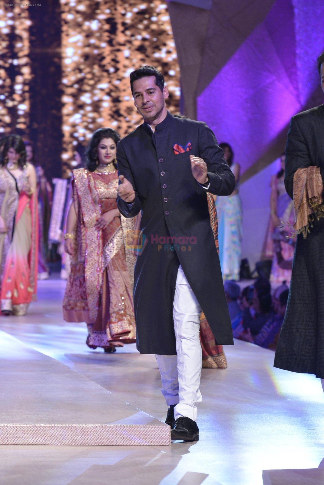 Dino Morea walk the ramp for Shaina NC's show at CPAA Fevicol SHOW on 20th March 2016