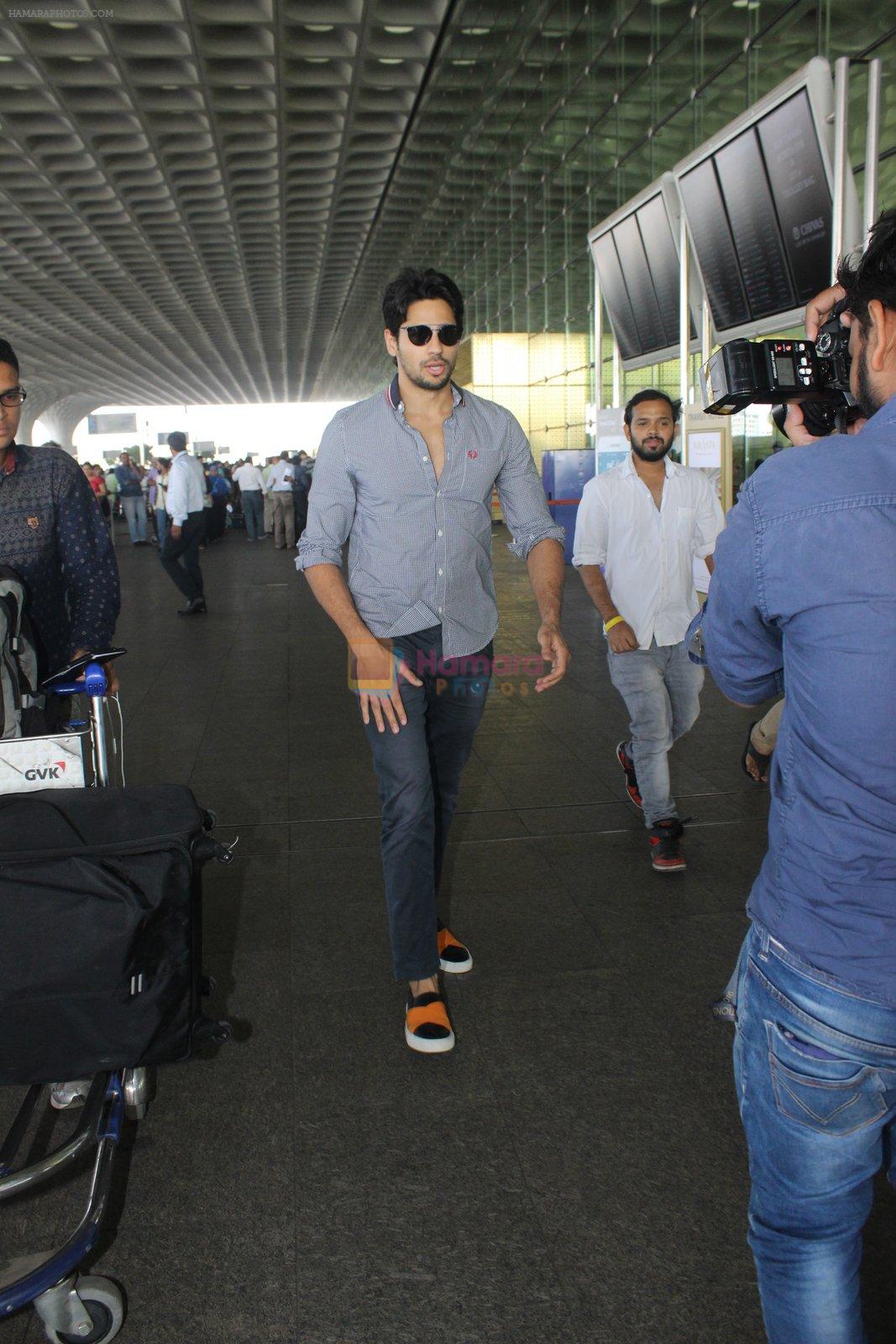 Sidharth Malhotra snapped at airport on 21st March 2016