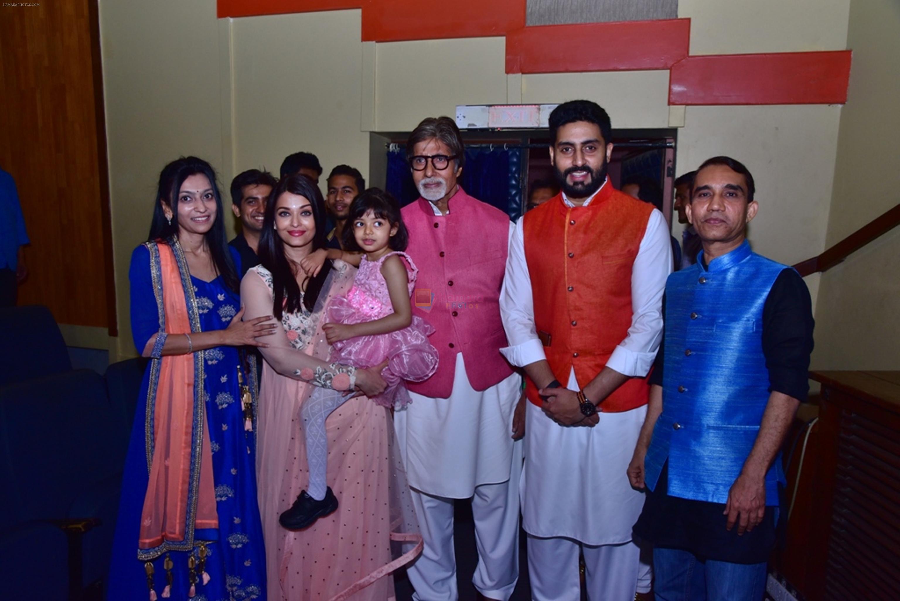 Aaradhya with her grandparent and parents along with Dr. Tejal Mehta and Umang