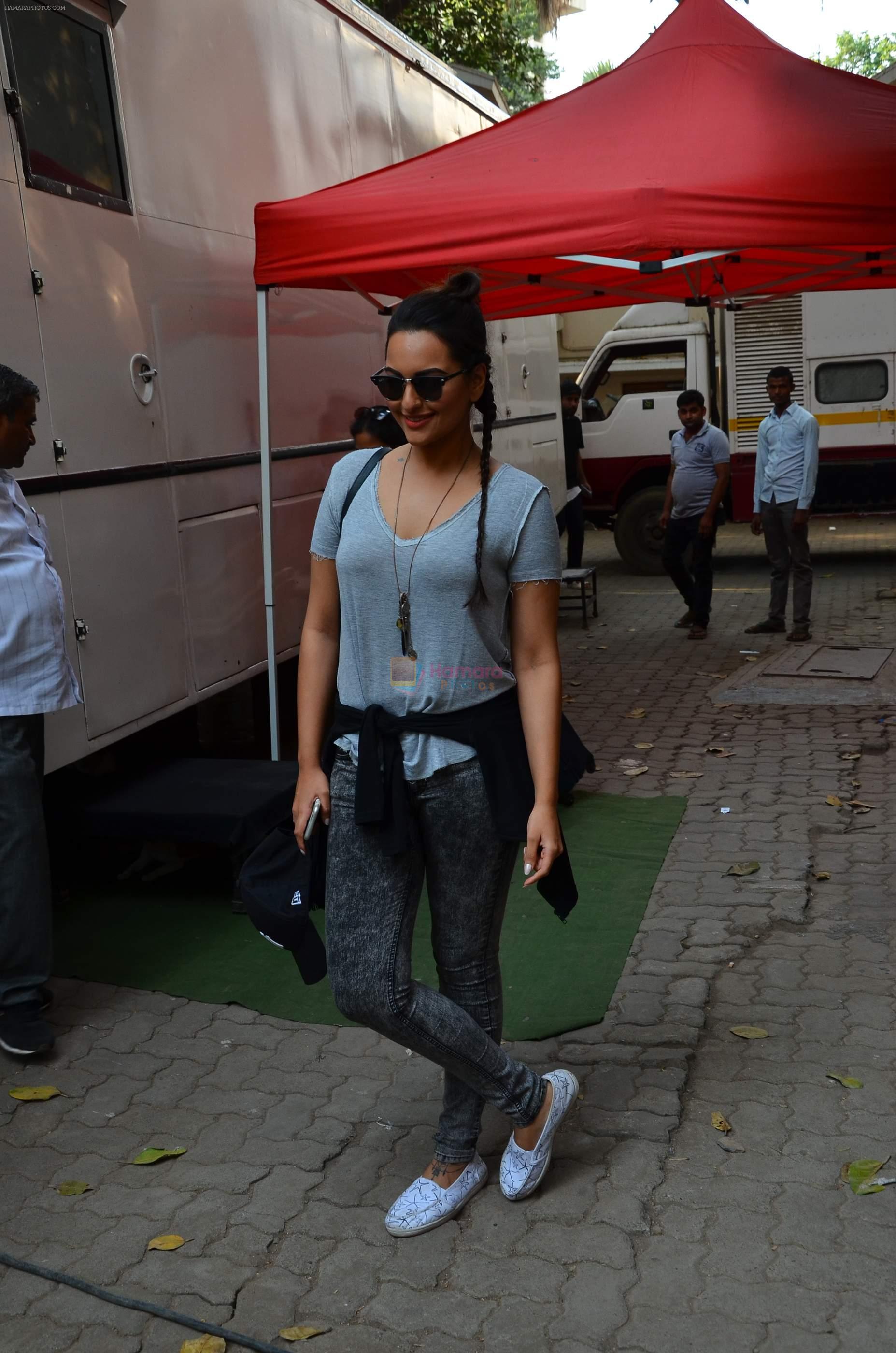 sonakshi Sinha snapped in Mumbai on 25th March 2016