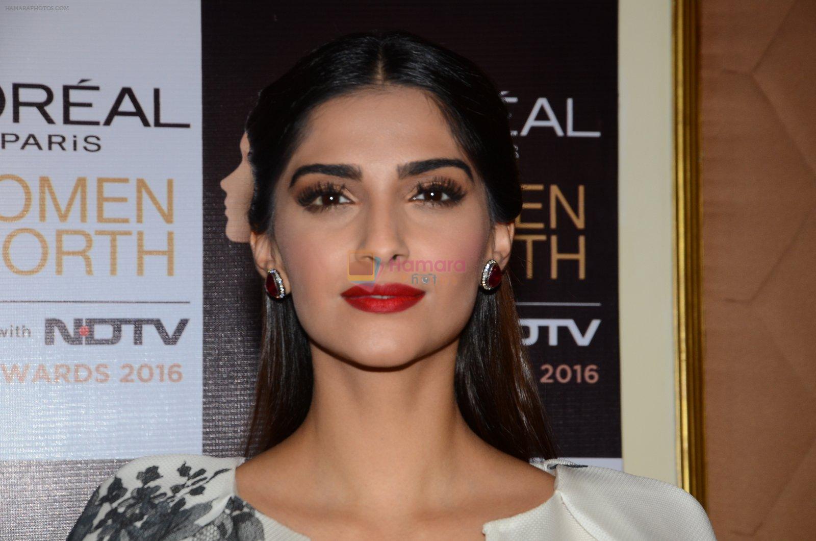 Sonam Kapoor at NDTV Loreal Women of Worth Awards on 28th March 2016
